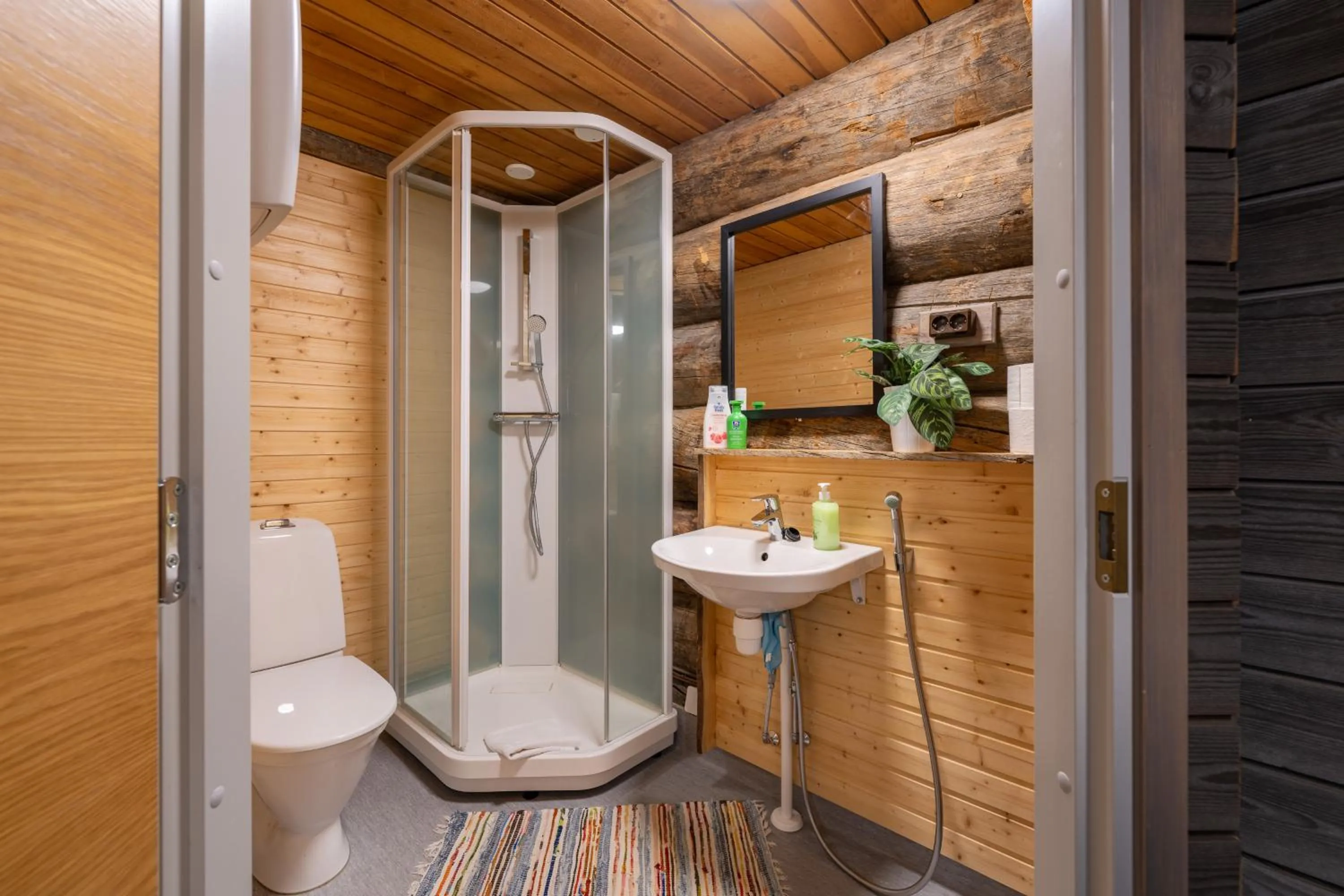 Shower in Kuukkeli Apartments Pikku-Hirvas ja Porotokka