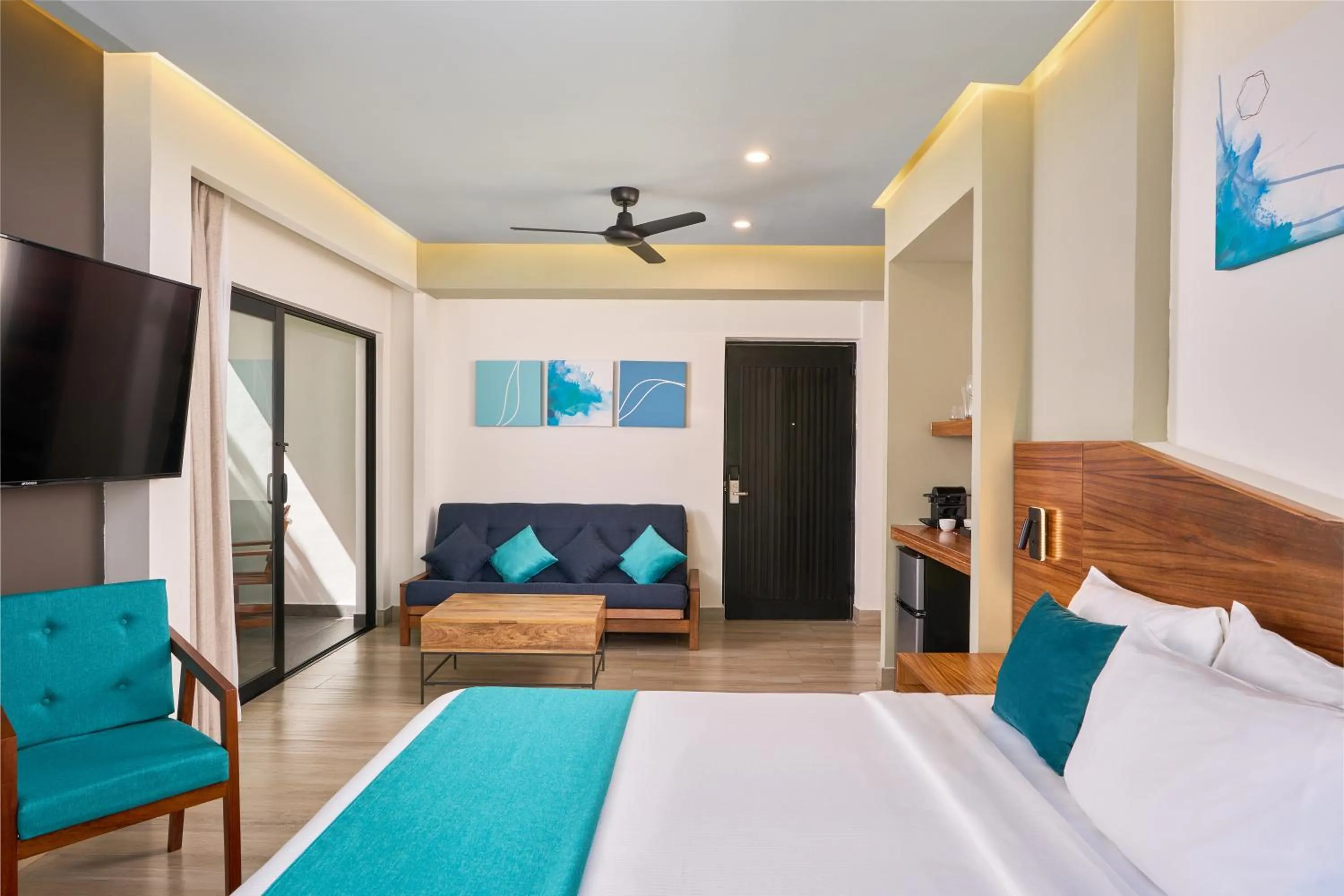 Bed in Cristalino Lagoon Front Hotel, Restaurant & Spa