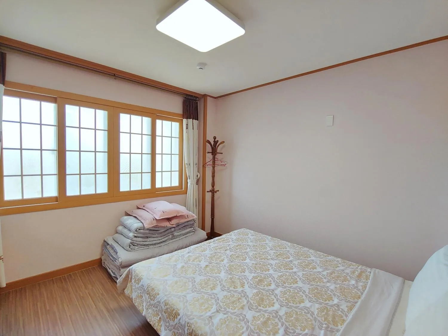 Bed in Gyulhouse Pension