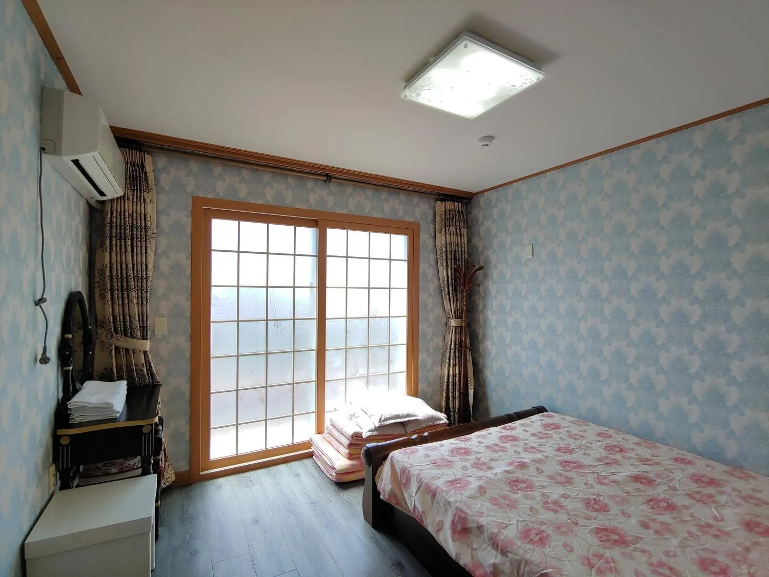 Bed in Gyulhouse Pension