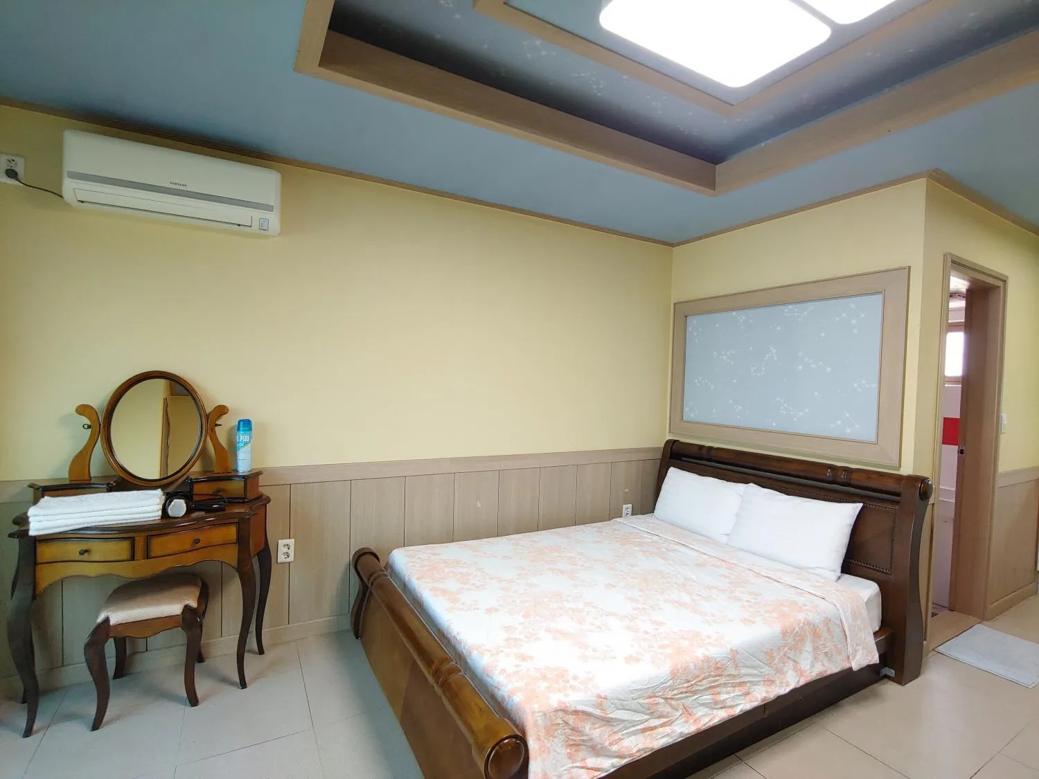 Bed in Gyulhouse Pension