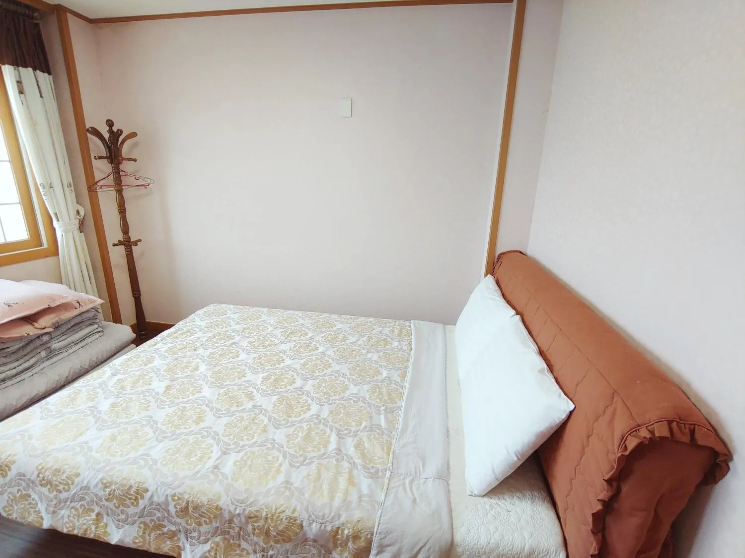 Bed in Gyulhouse Pension