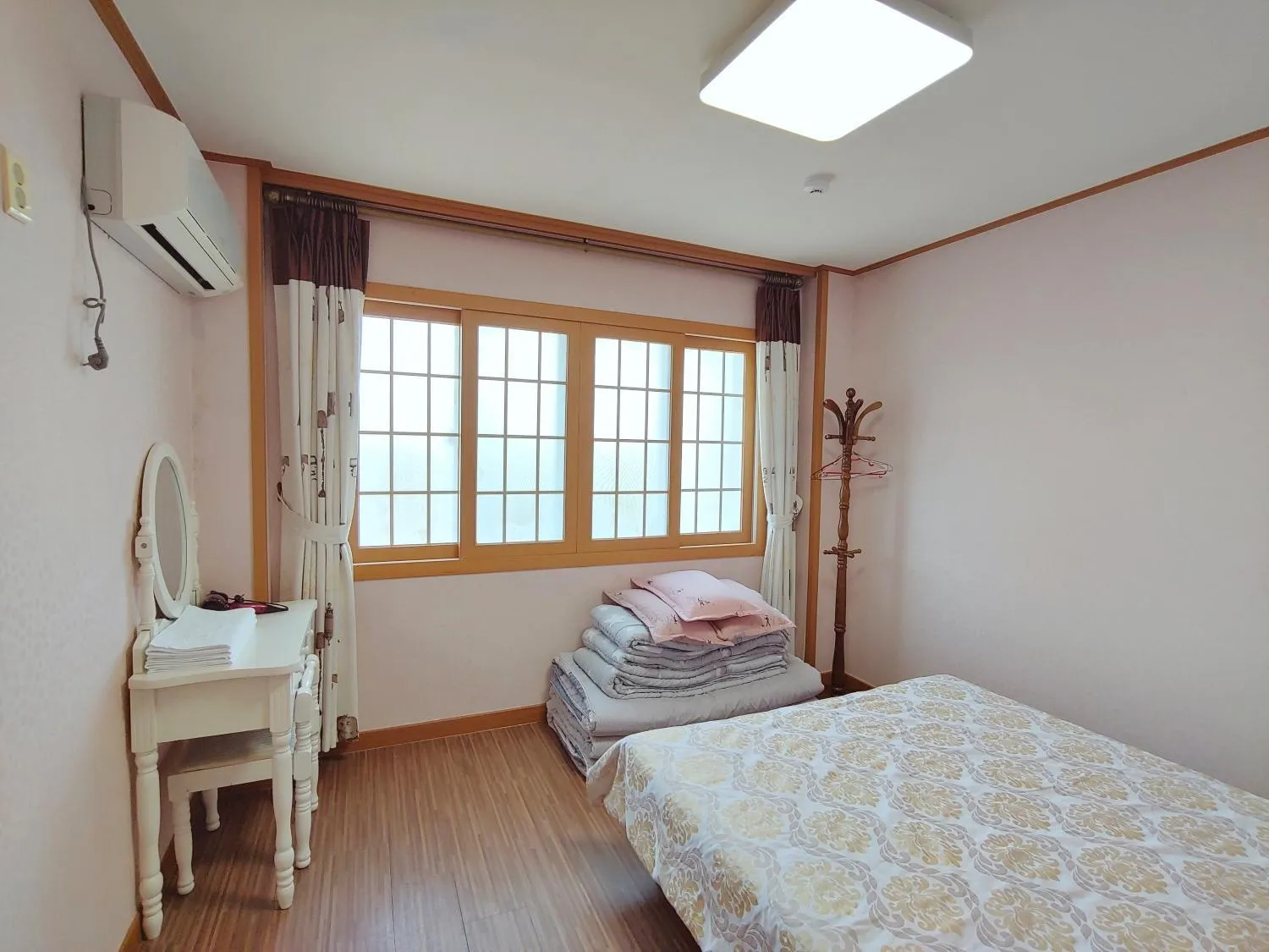 Bed in Gyulhouse Pension