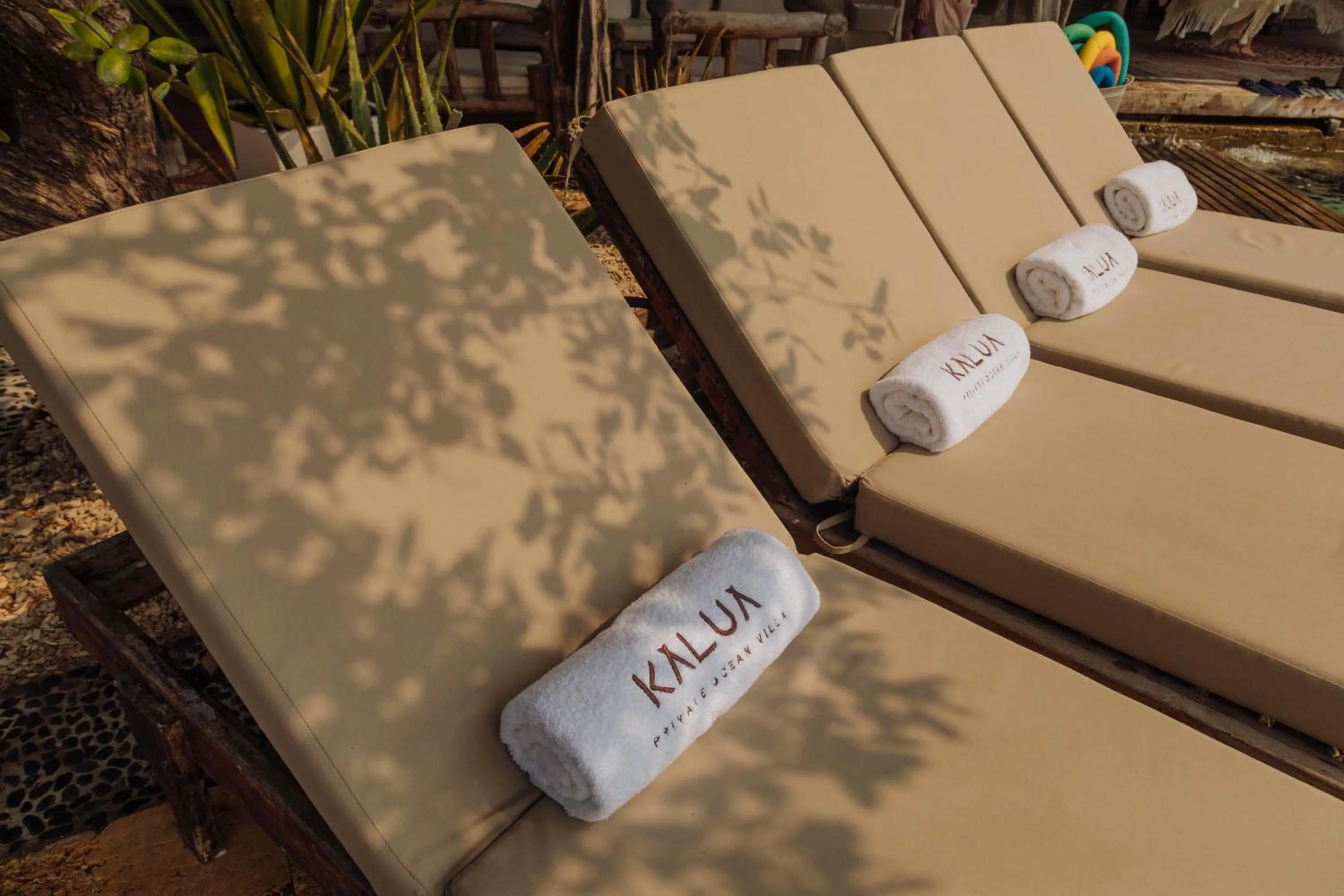 sunbed in Isla Kalua - Private Ocean Villa