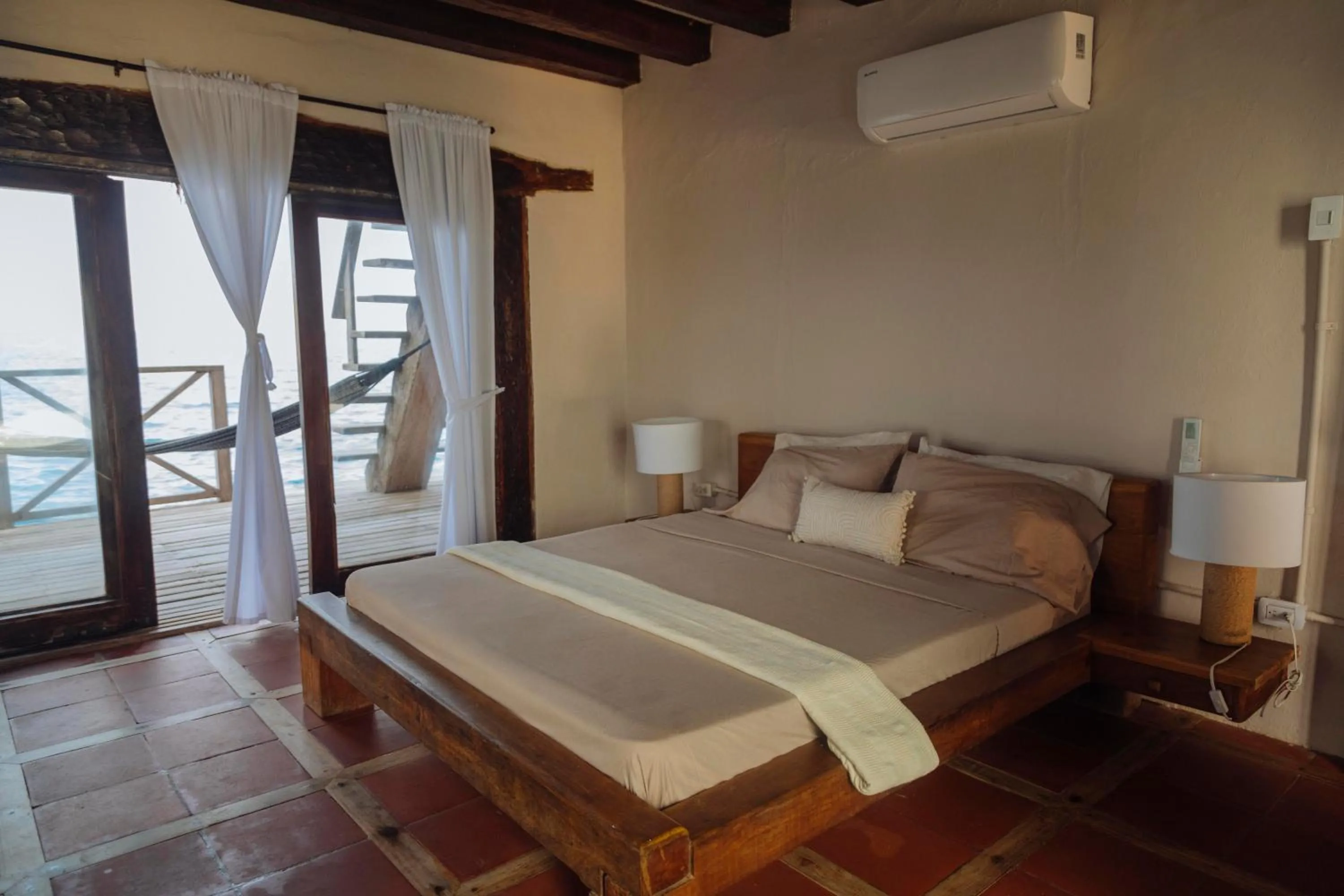 Bed in Isla Kalua - Private Ocean Villa