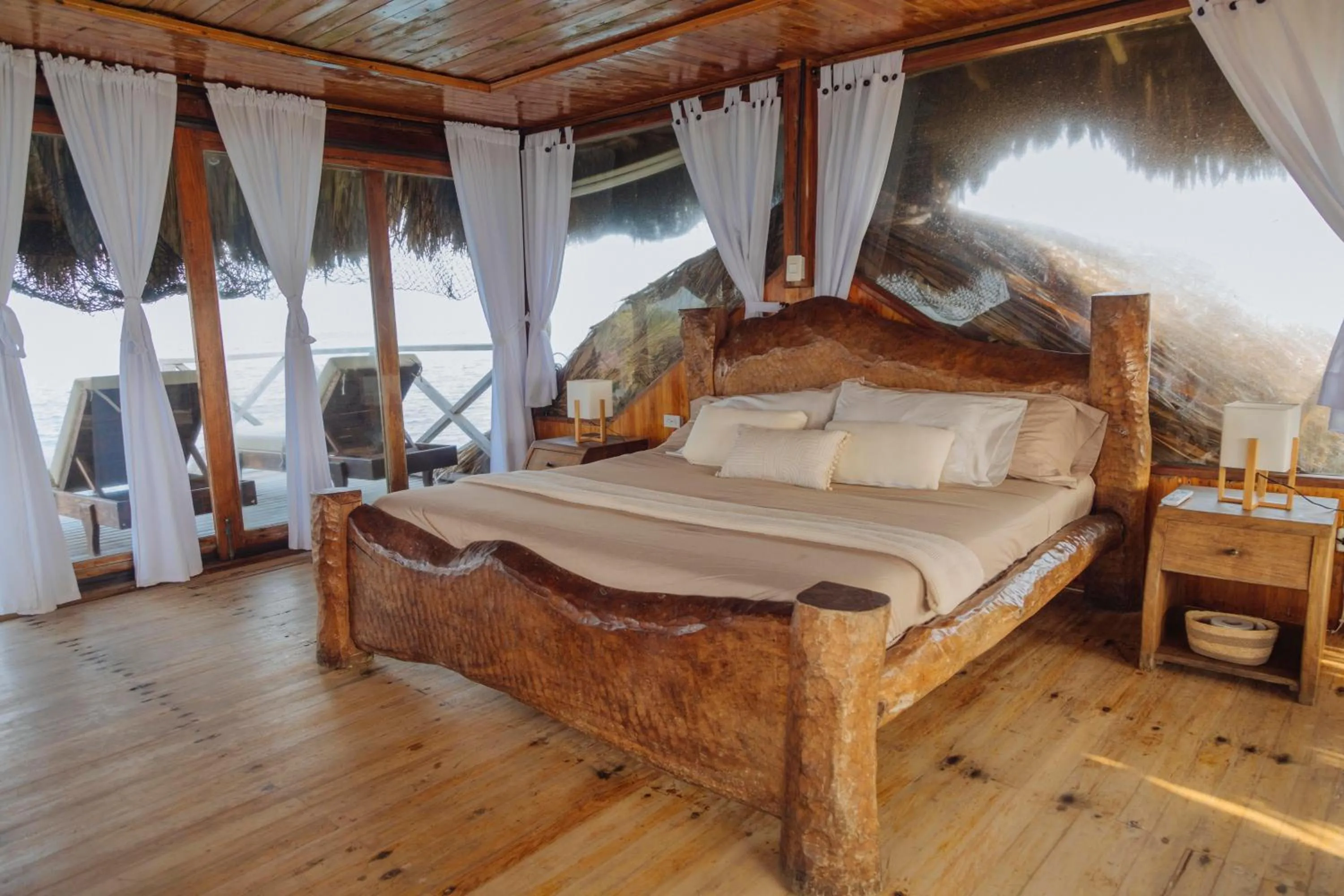 Bedroom, Bed in Isla Kalua - Private Ocean Villa