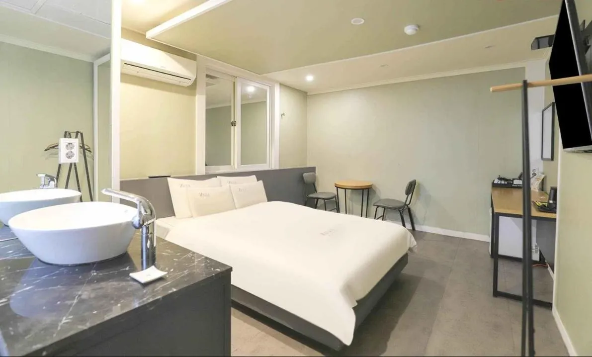 Bed in Gamdong Hotel