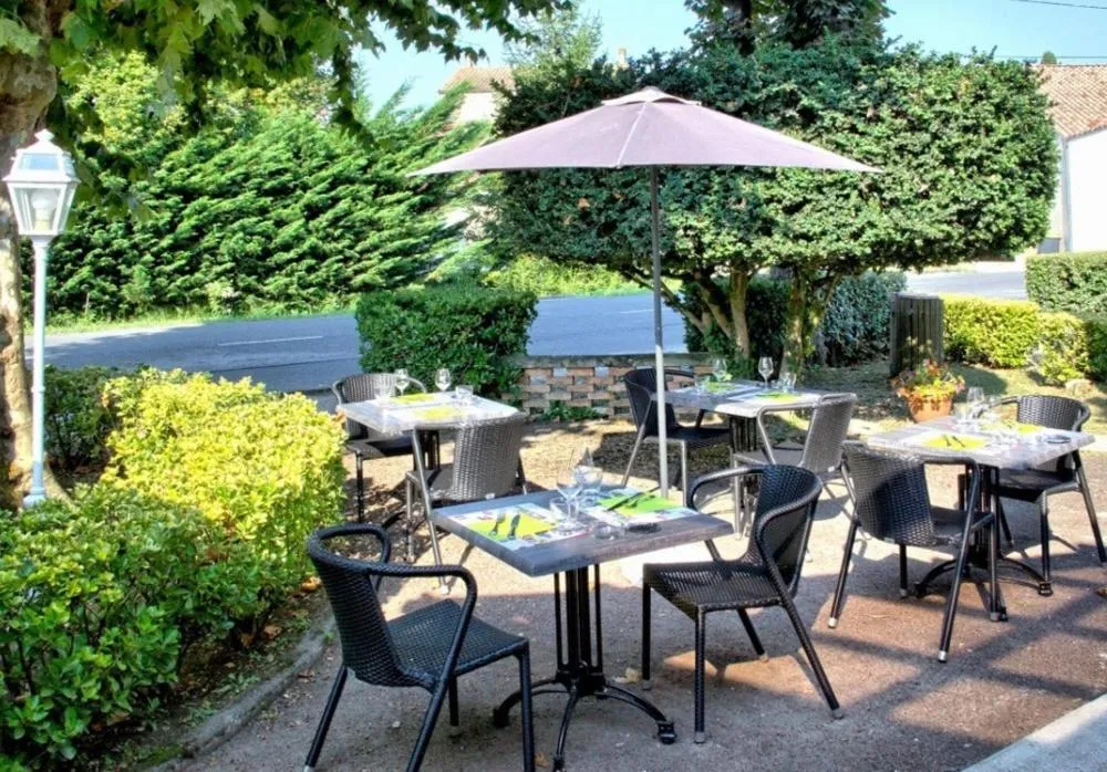 Restaurant/places to eat in Hôtel Restaurant Platanes - KB HOTEL GROUP