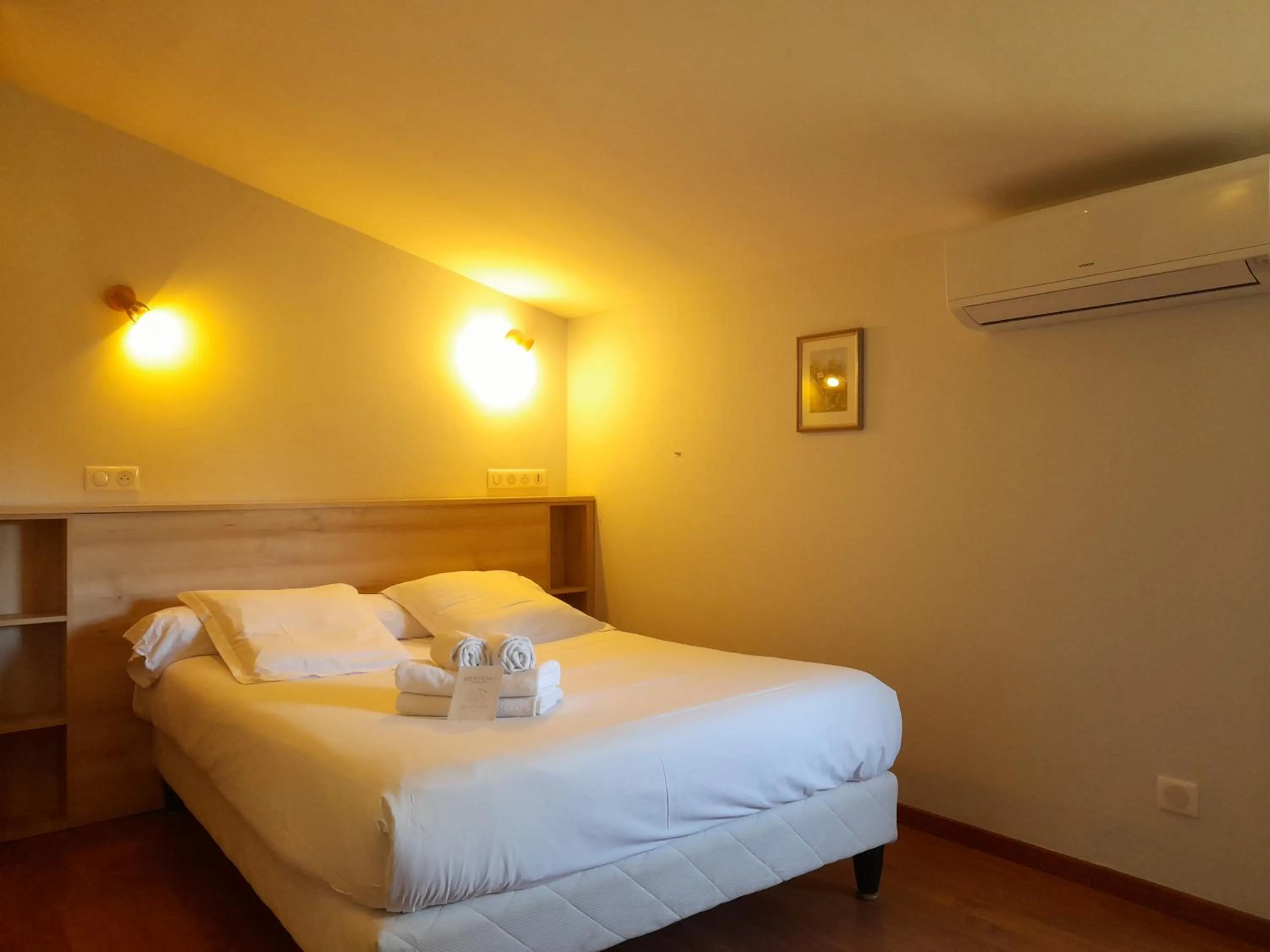 Bed in Hôtel Restaurant Platanes - KB HOTEL GROUP