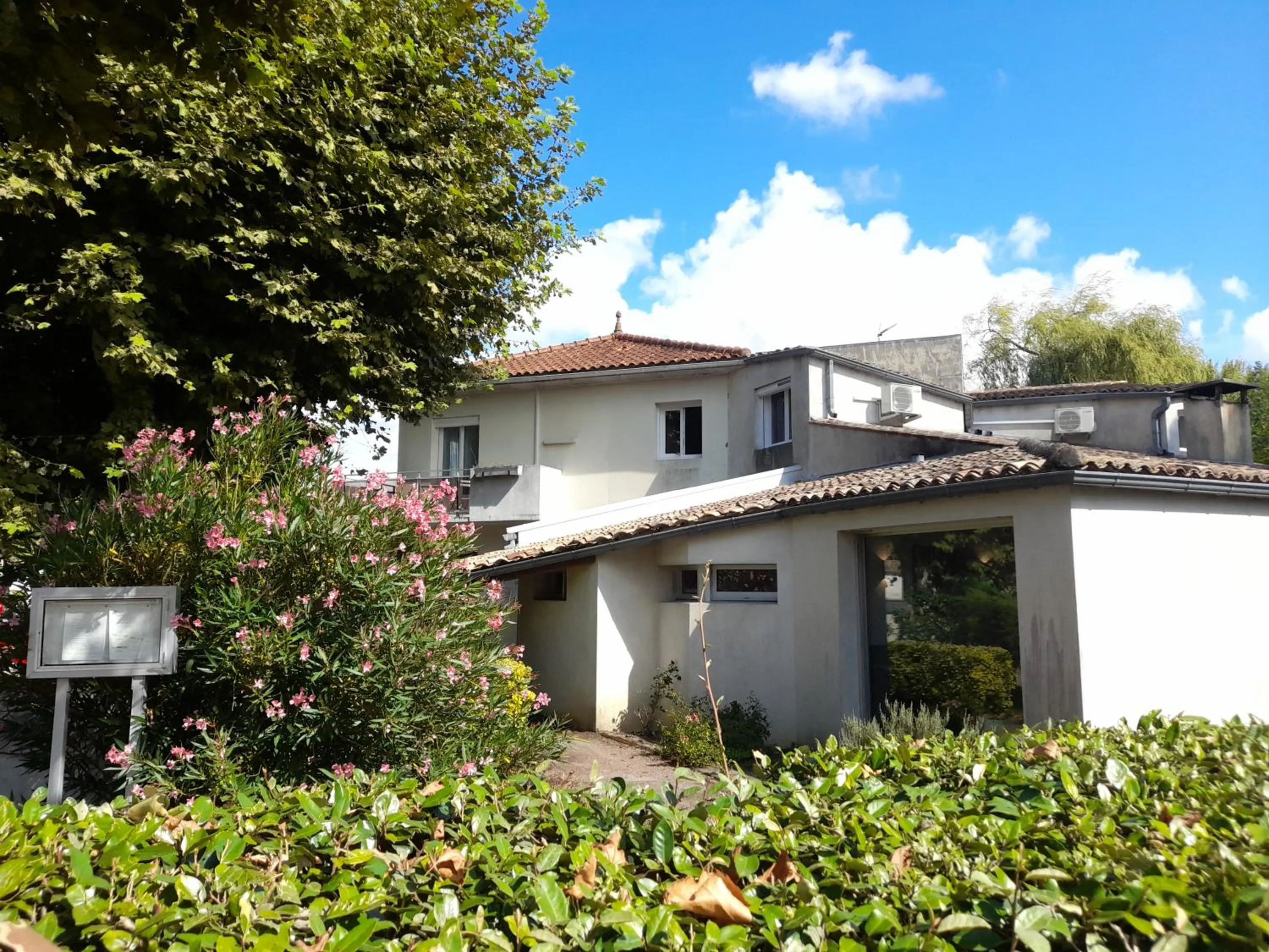 Property building in Hôtel Restaurant Platanes - KB HOTEL GROUP