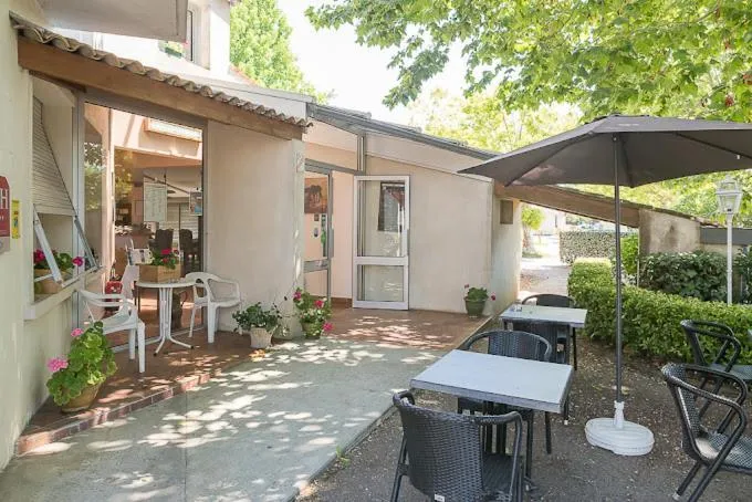 Property building in Hôtel Restaurant Platanes - KB HOTEL GROUP