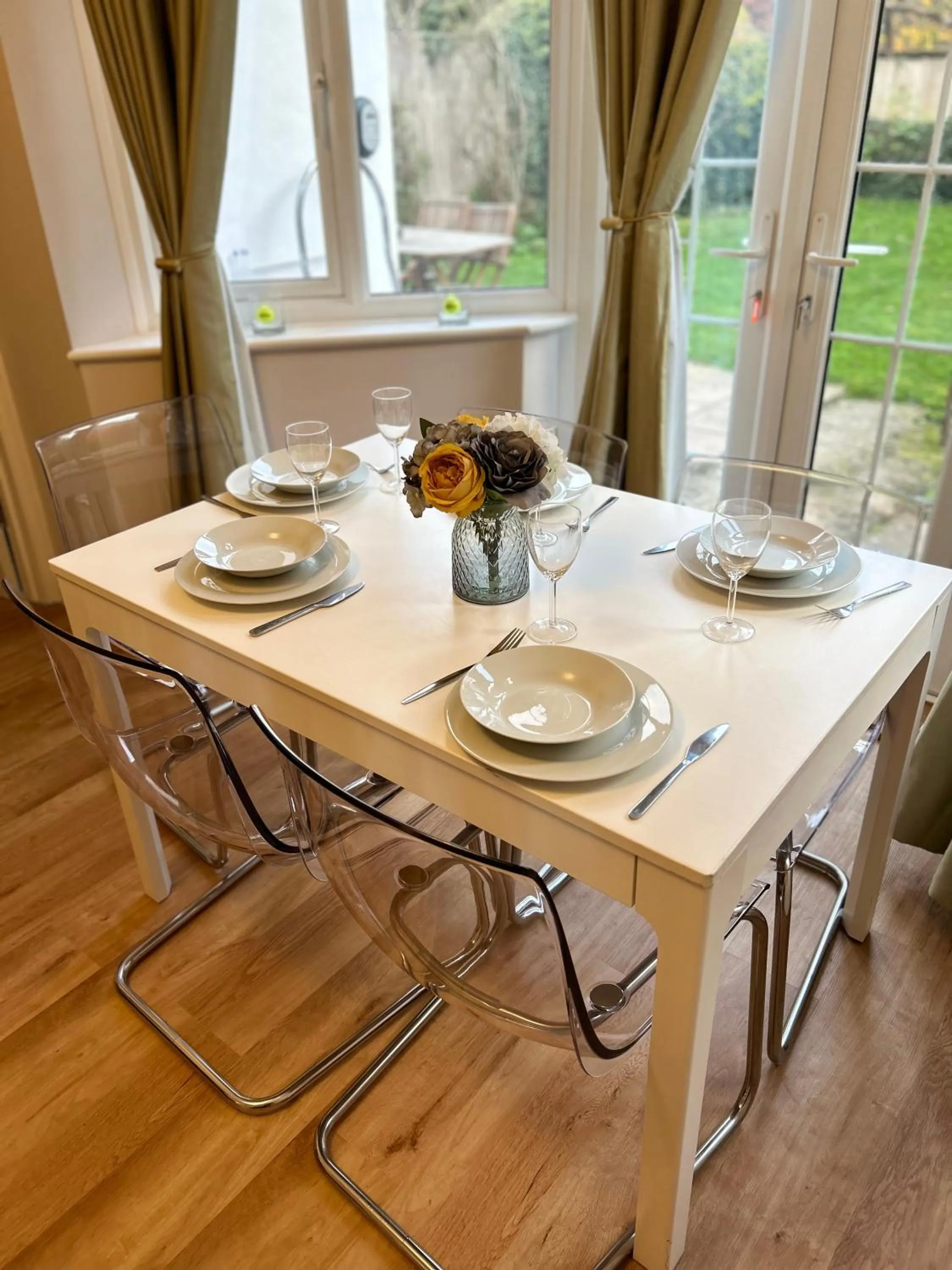 Dining area in Lovely garden apartment in Wimbledon Town Centre with private parking by Wimbledon Holiday Lets