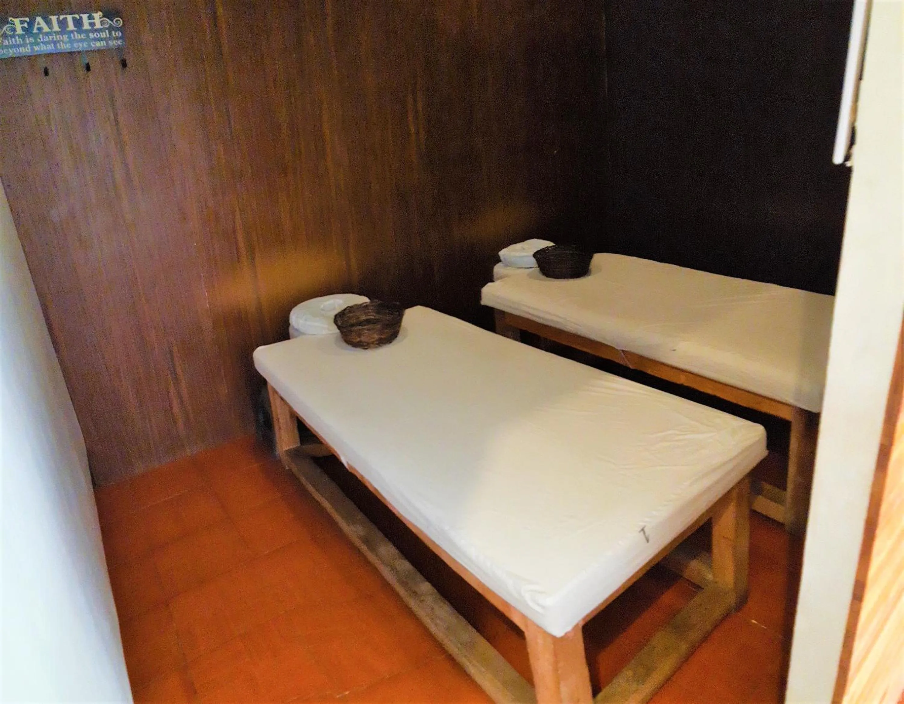 Massage, Bed in Hotel California Suite