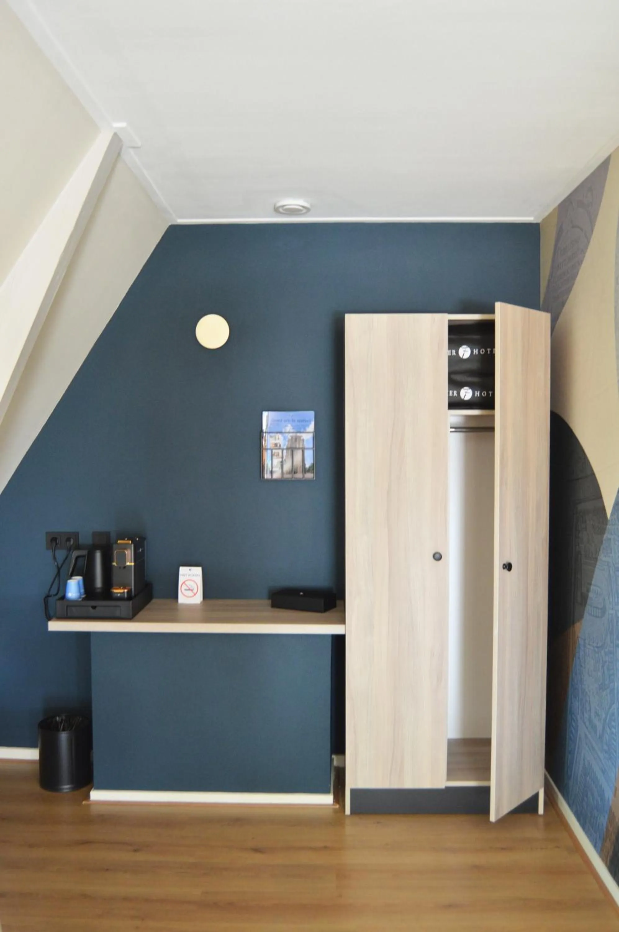 wardrobe in Fletcher Hotel Paleis Stadhouderlijk Hof