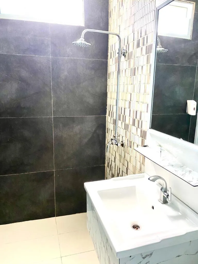 Shower in OS Hotel Tanjung Uncang