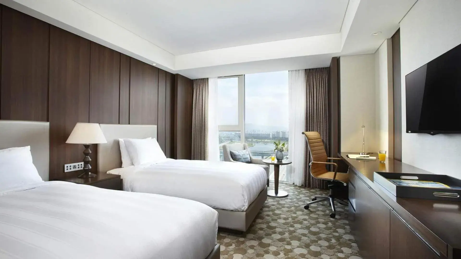 Superior Twin Room with City View - High Floor(Above 10 Floor) in LOTTE CITY HOTEL Daejeon Superior Twin Room with City View - High Floor(Above 10 Floor) in LOTTE CITY HOTEL Daejeon