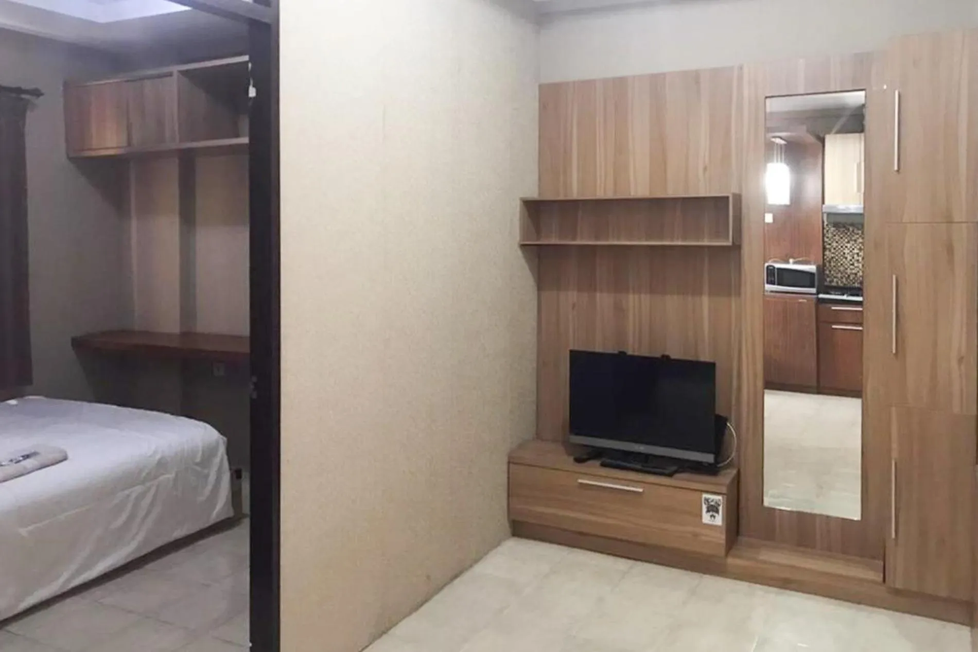 TV and multimedia, Bed in Apartemen The Edge Baros - Kamarku