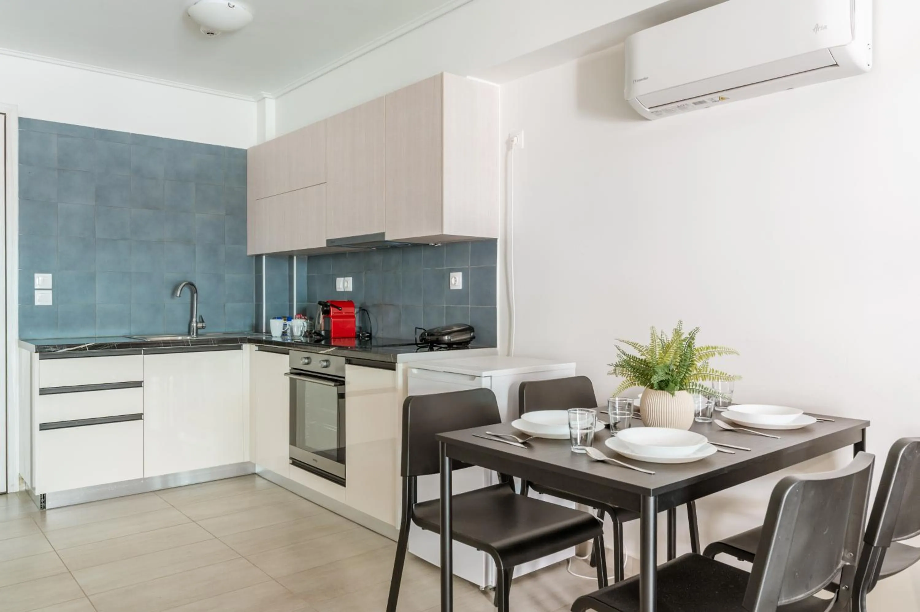Kitchen or kitchenette in Elvita Apartments 4
