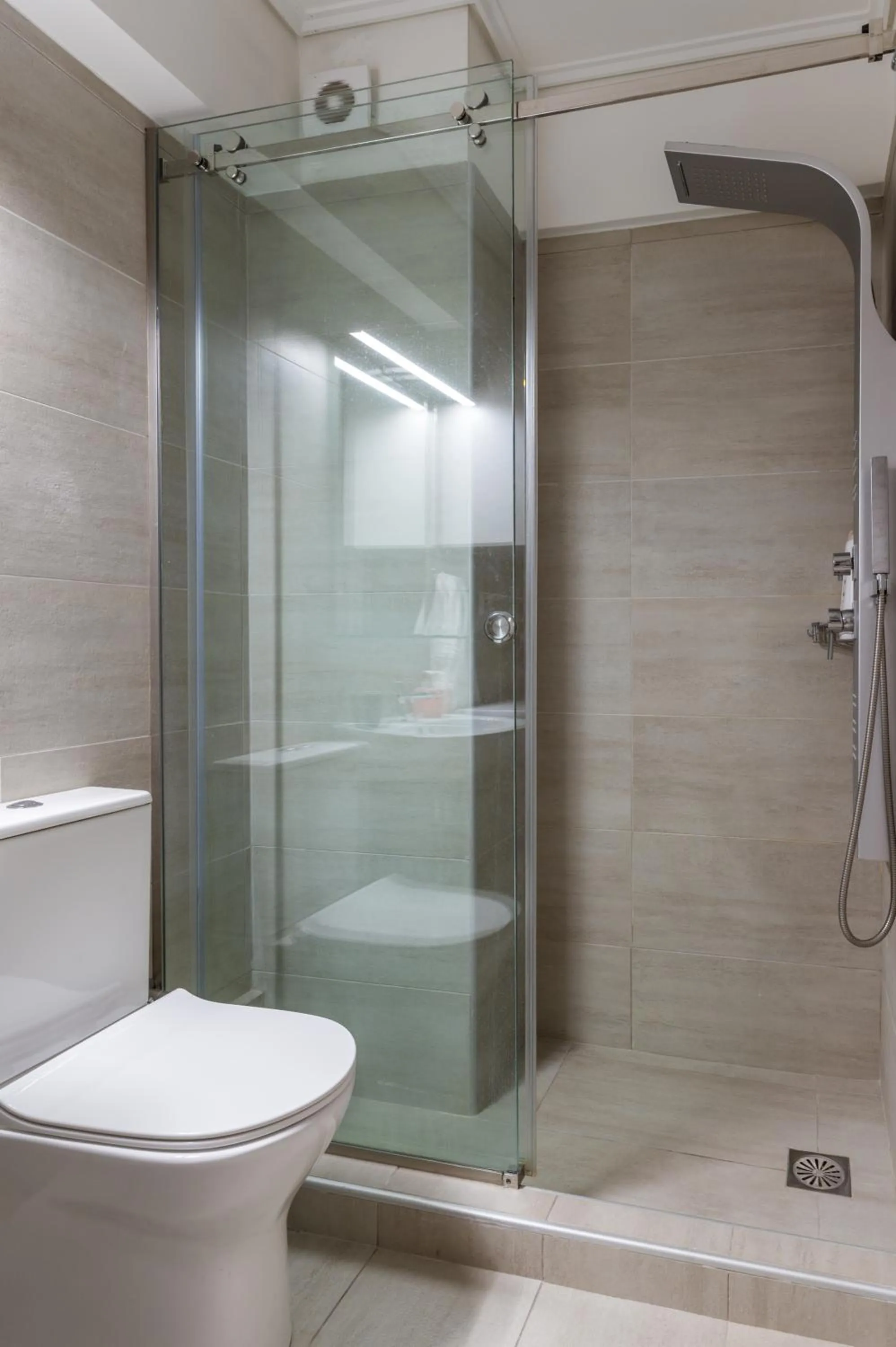 Shower in Elvita Apartments 4