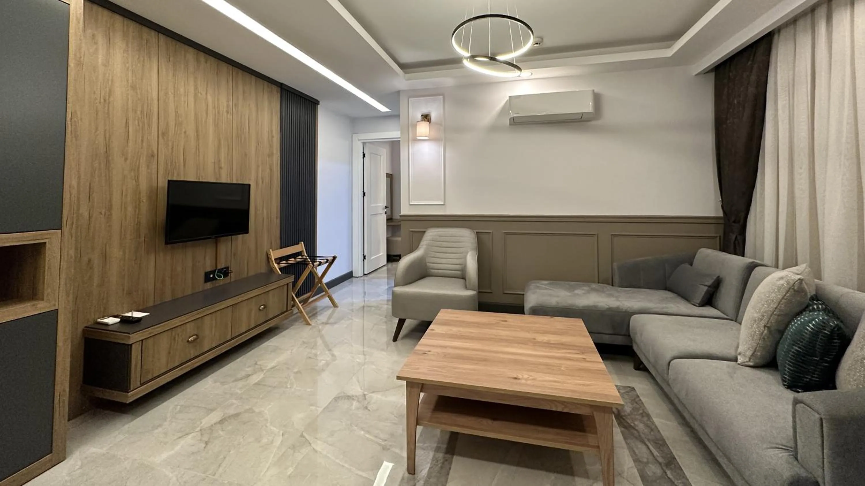 TV and multimedia in Quality Gold Suite Hotel