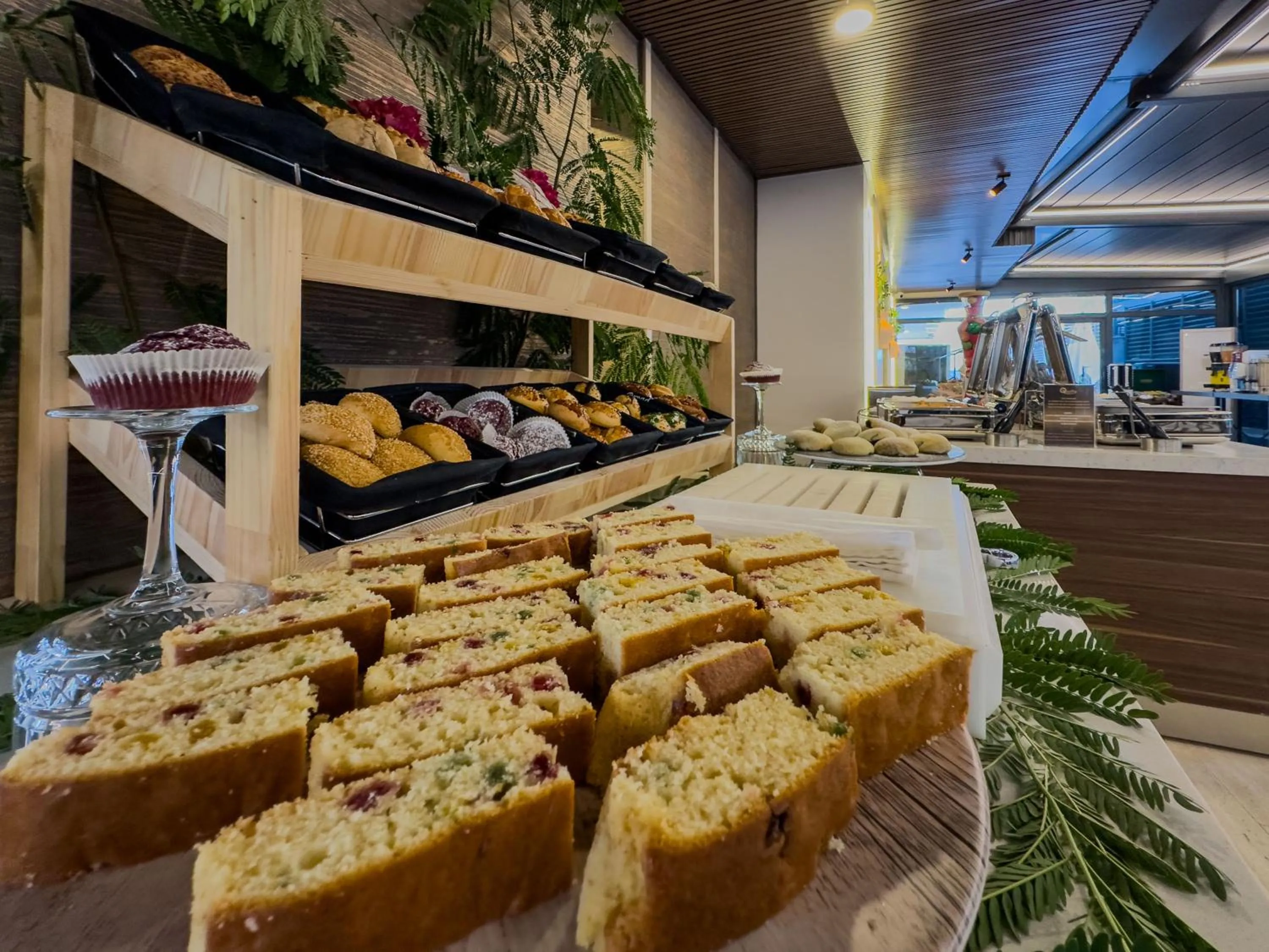 Restaurant/places to eat in Quality Gold Suite Hotel