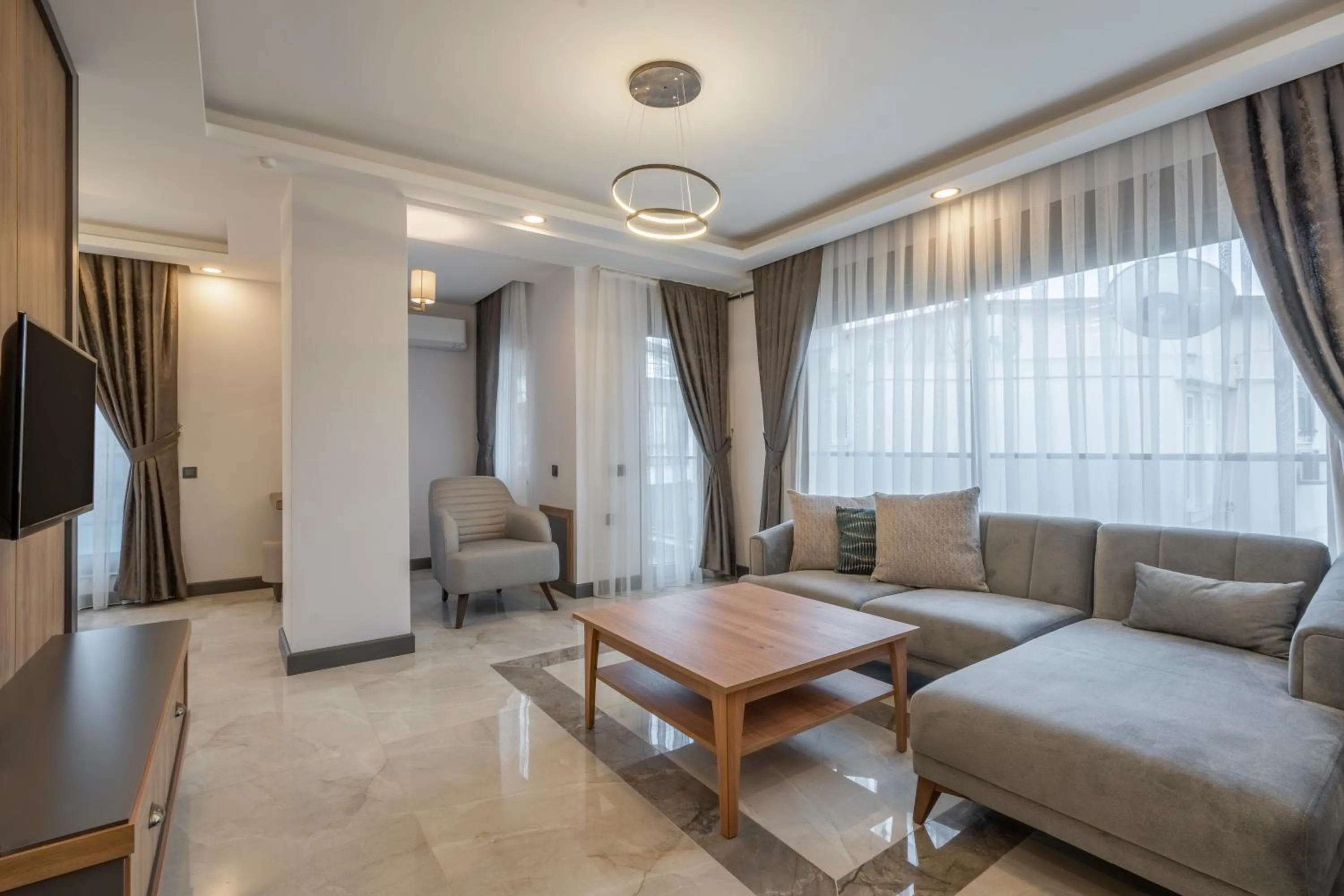 TV and multimedia in Quality Gold Suite Hotel