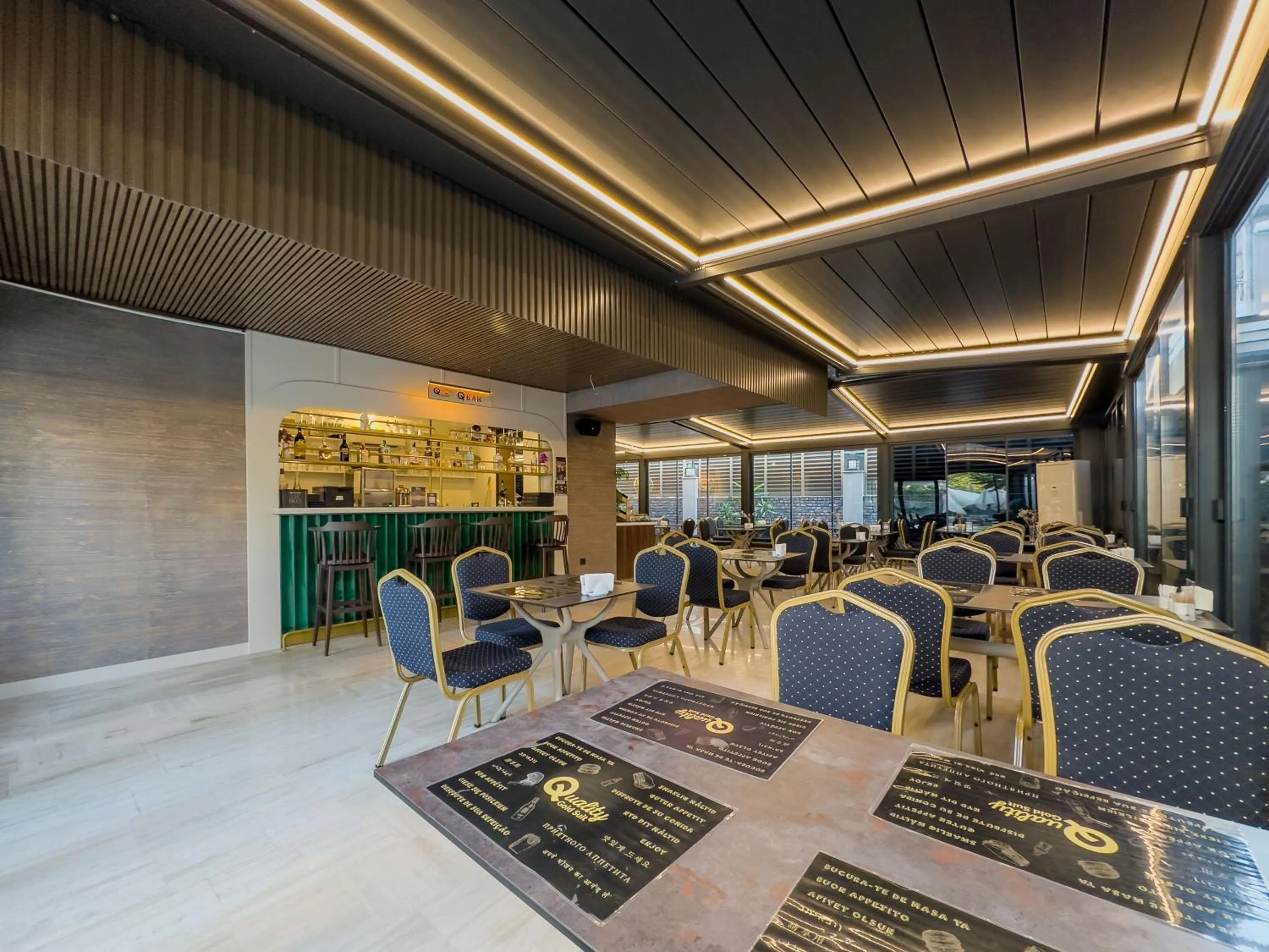 Restaurant/places to eat in Quality Gold Suite Hotel