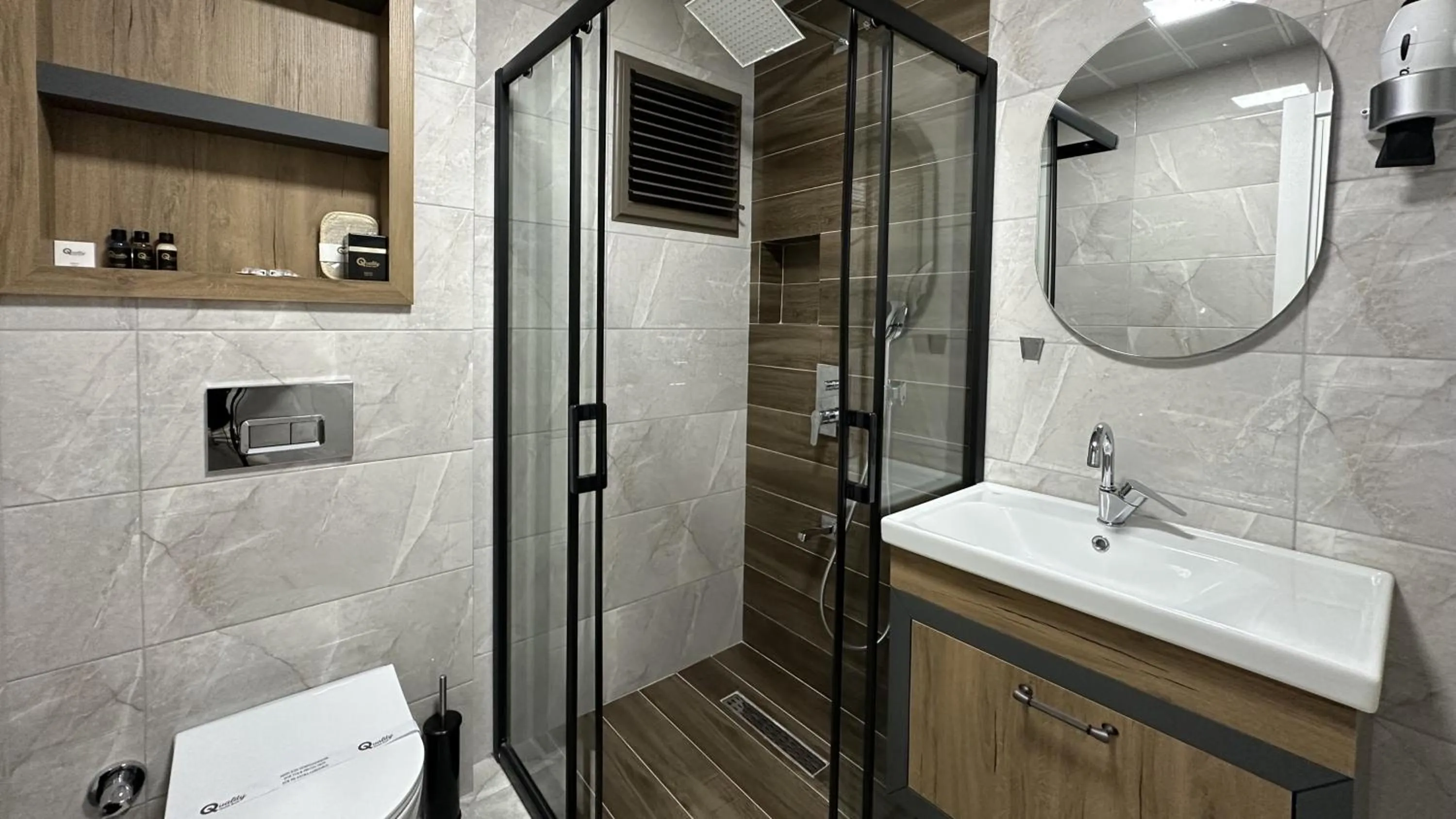 Shower in Quality Gold Suite Hotel