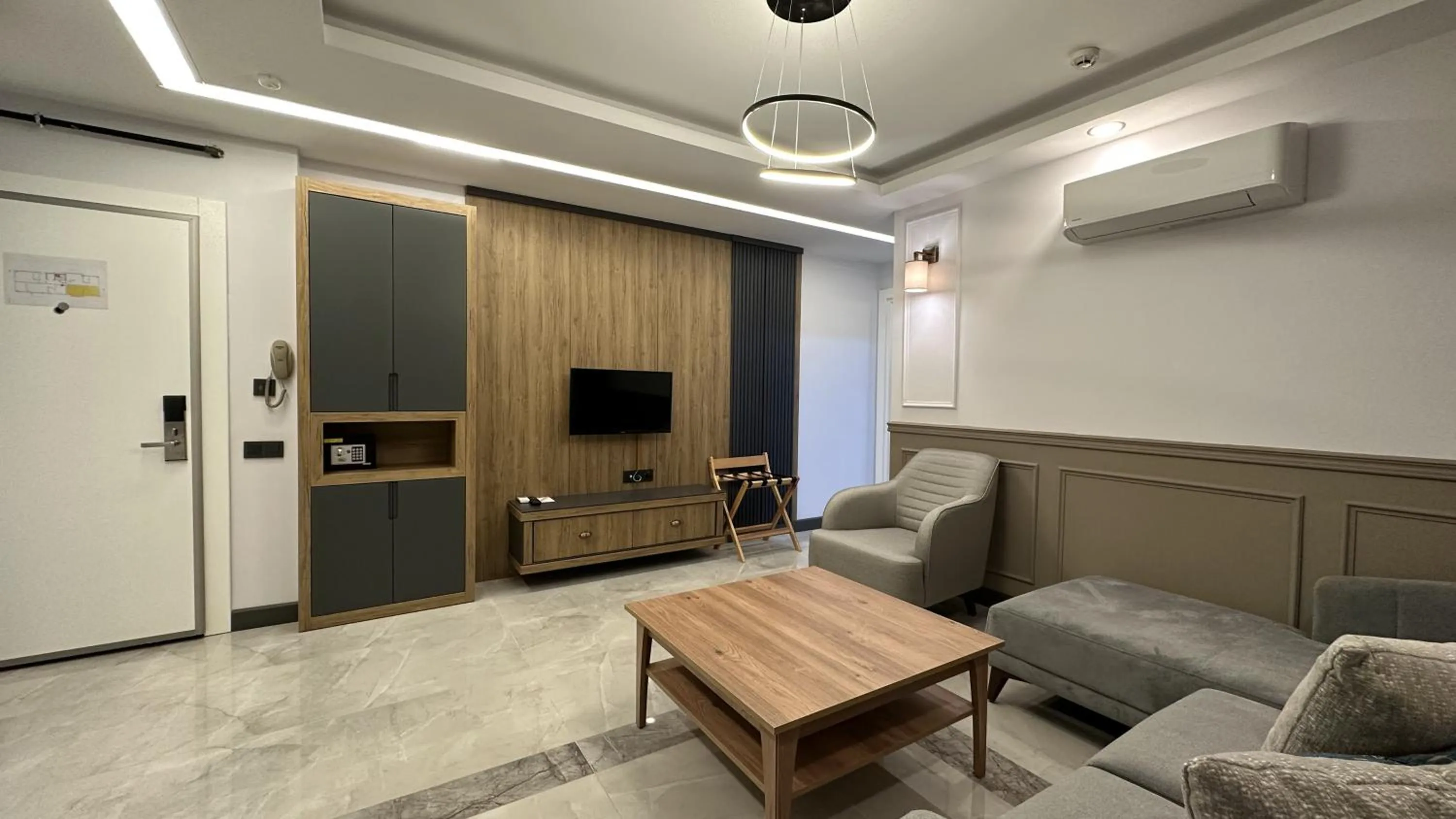 TV and multimedia in Quality Gold Suite Hotel