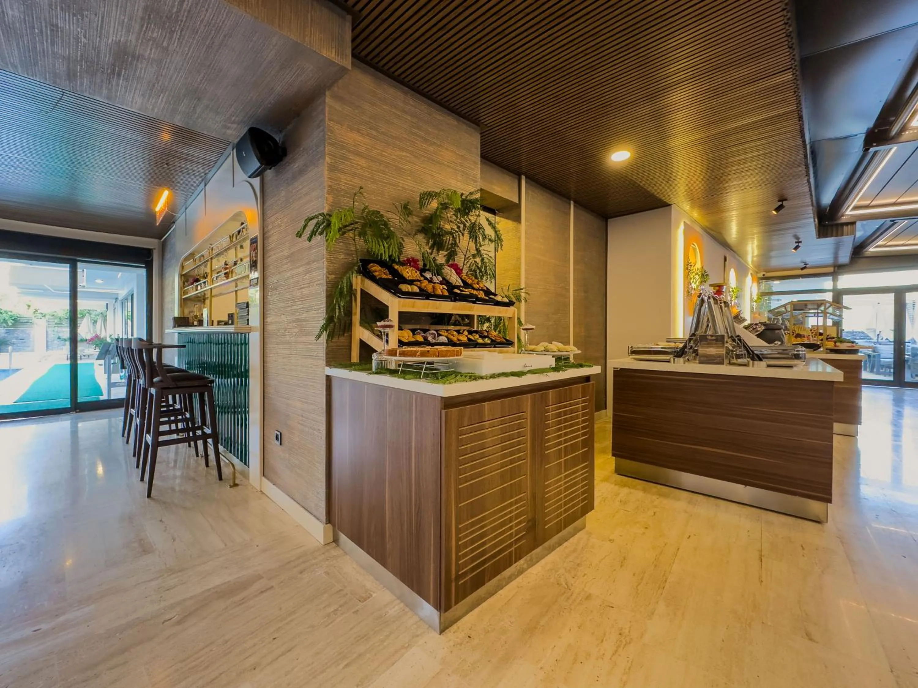 Restaurant/places to eat in Quality Gold Suite Hotel