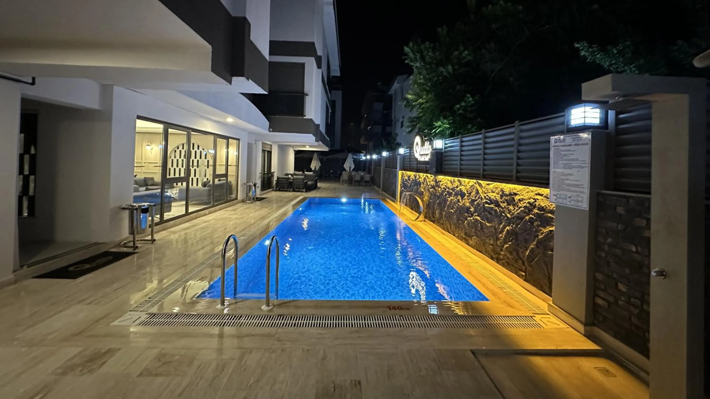 Swimming pool in Quality Gold Suite Hotel