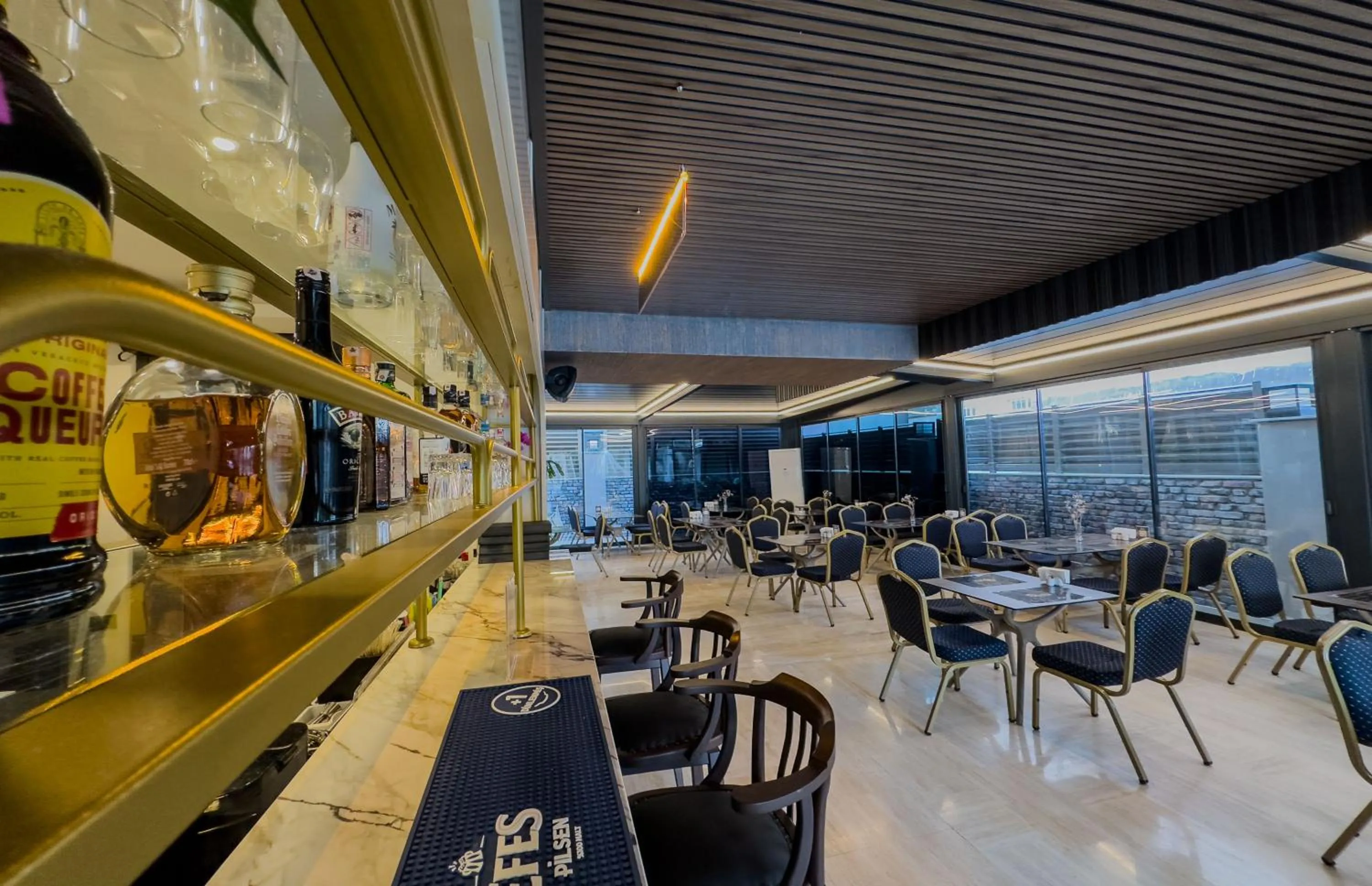 Restaurant/places to eat in Quality Gold Suite Hotel