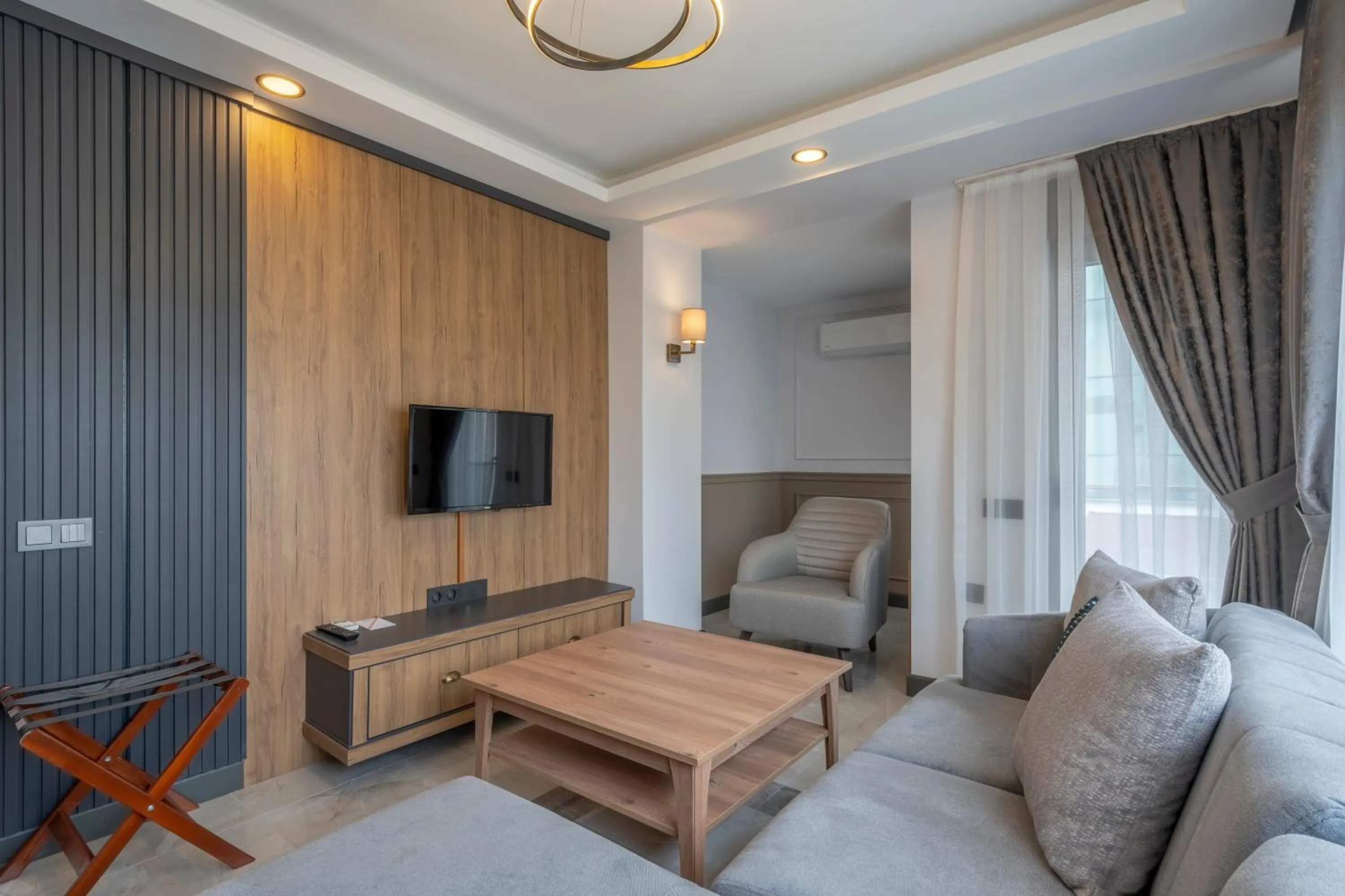 TV and multimedia in Quality Gold Suite Hotel