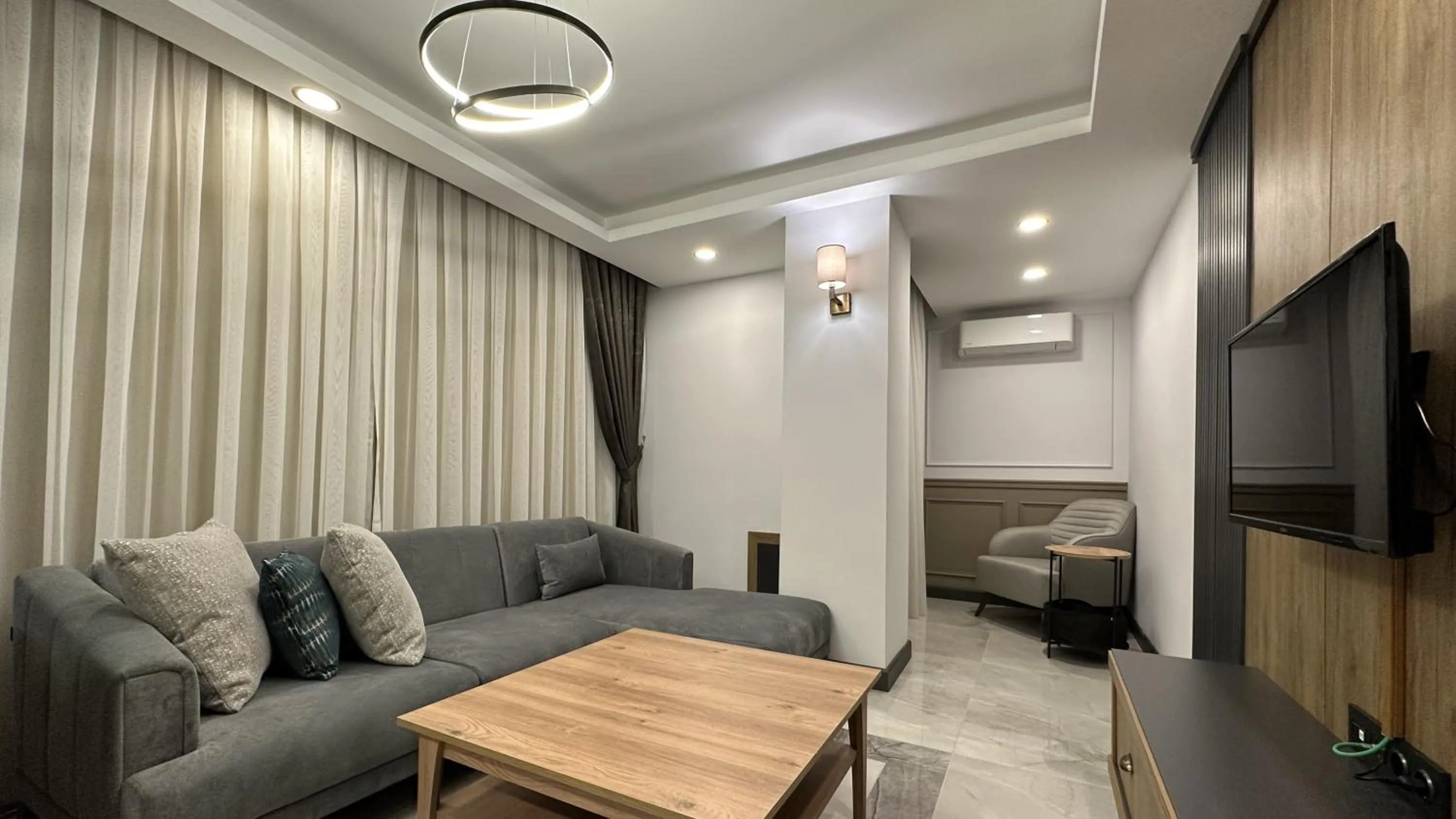 TV and multimedia in Quality Gold Suite Hotel