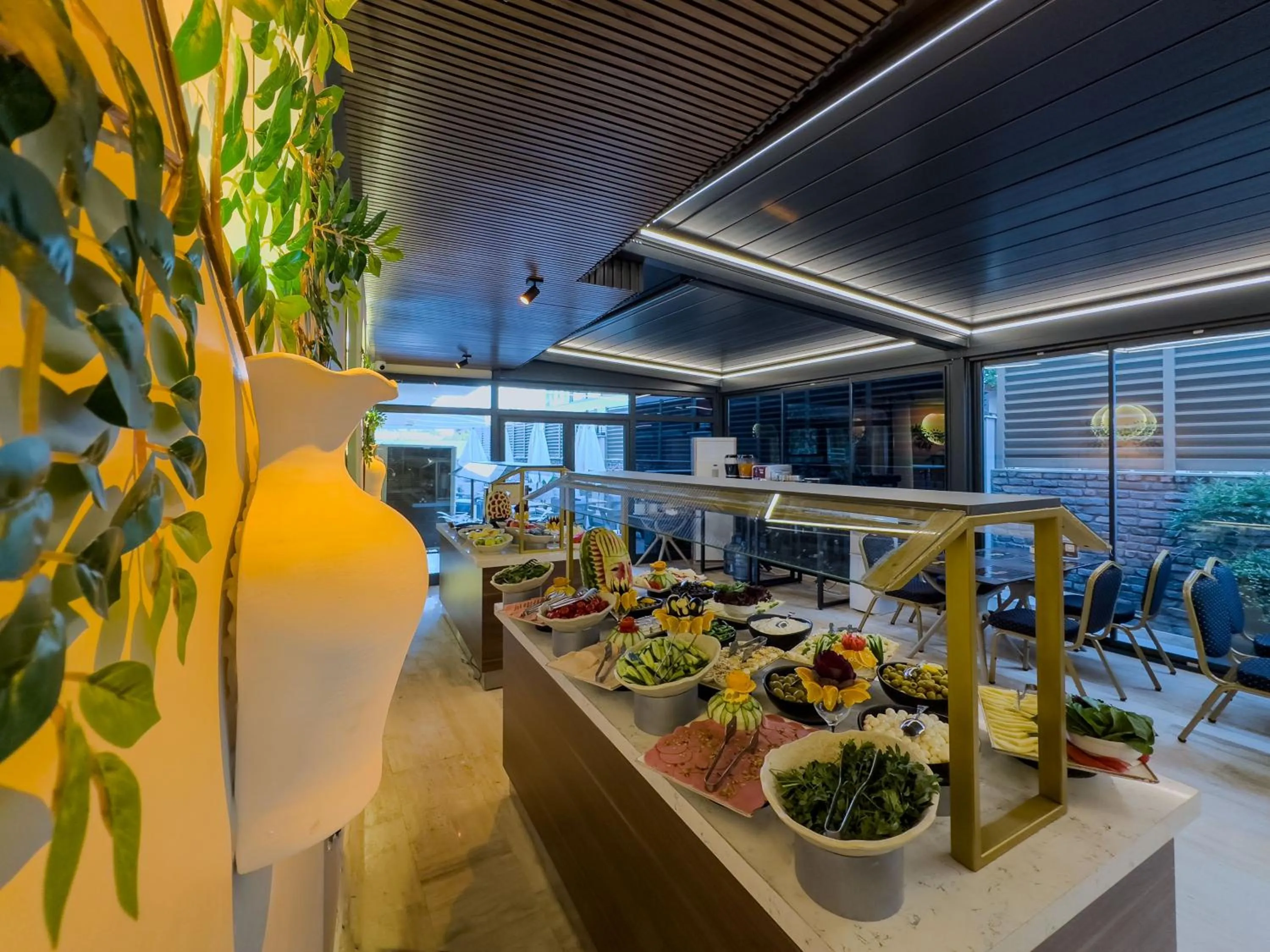 Restaurant/places to eat in Quality Gold Suite Hotel