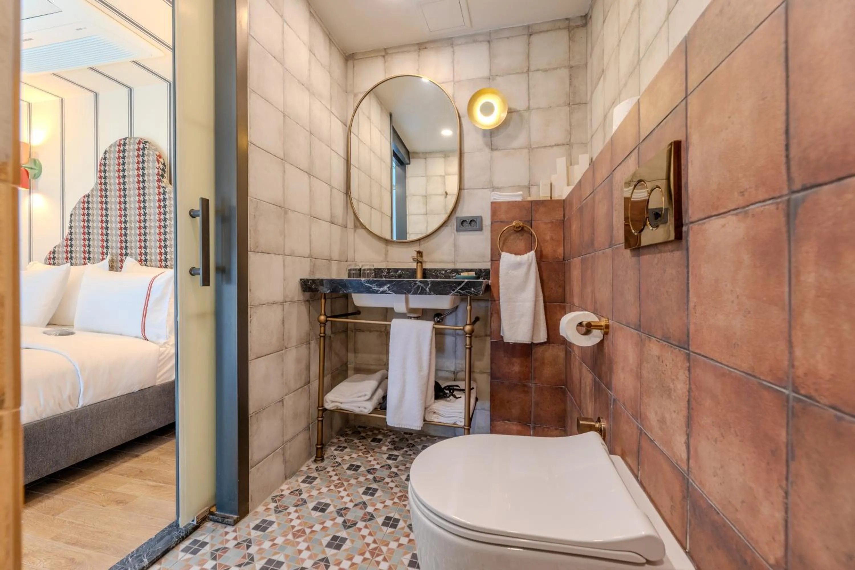 Toilet, Bed in Khai Karaköy