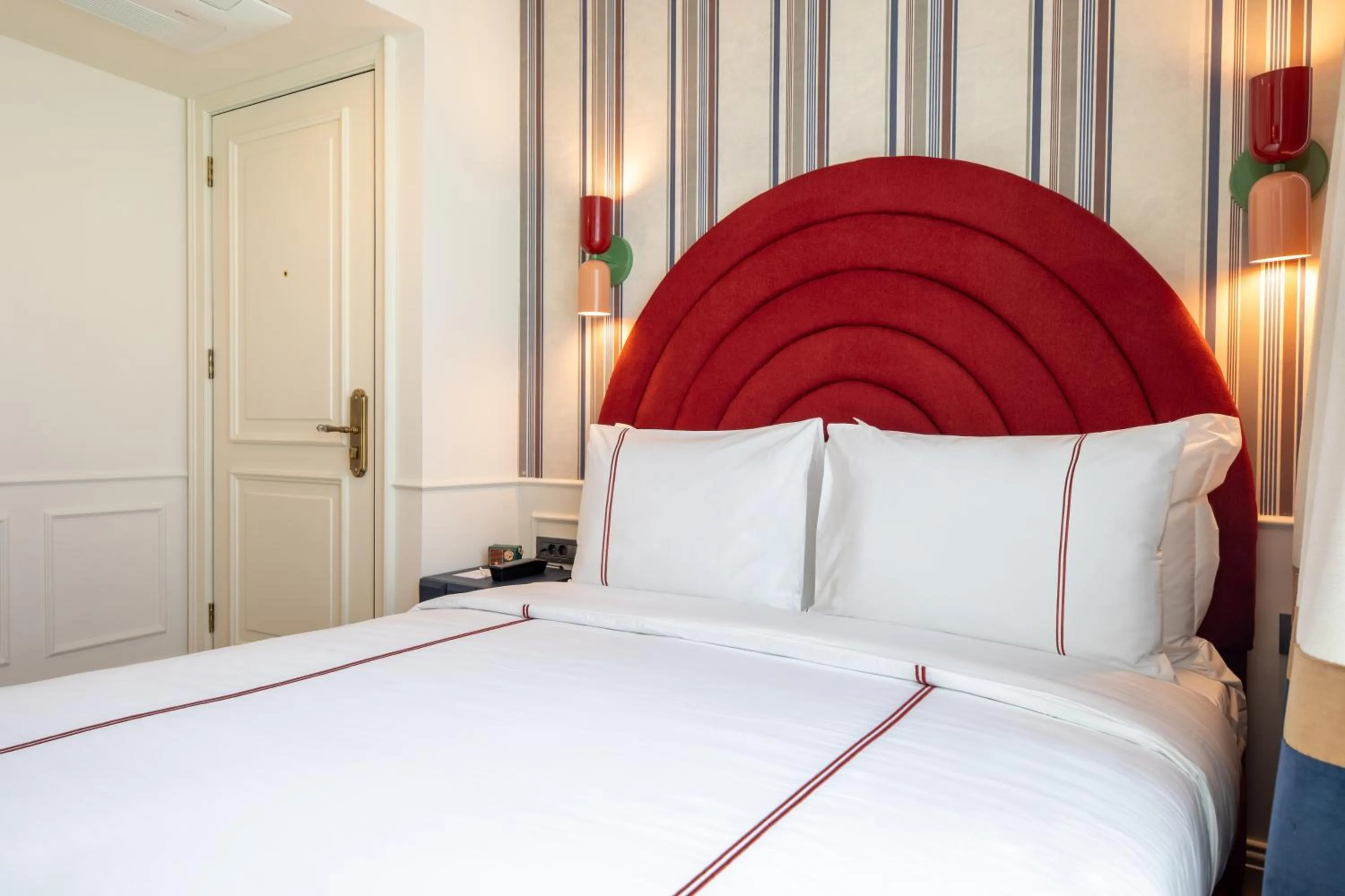 Photo of the whole room, Bed in Khai Karaköy