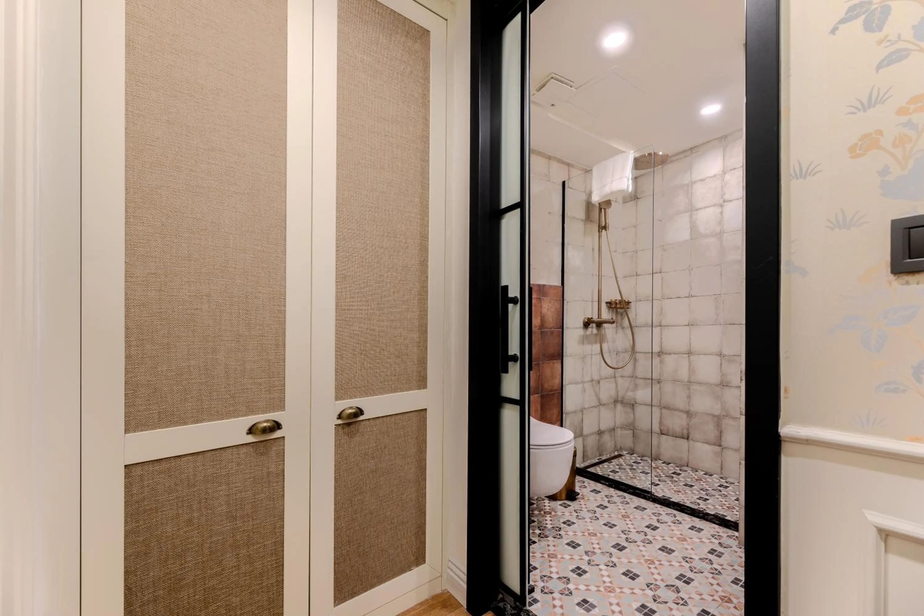 Shower in Khai Karaköy