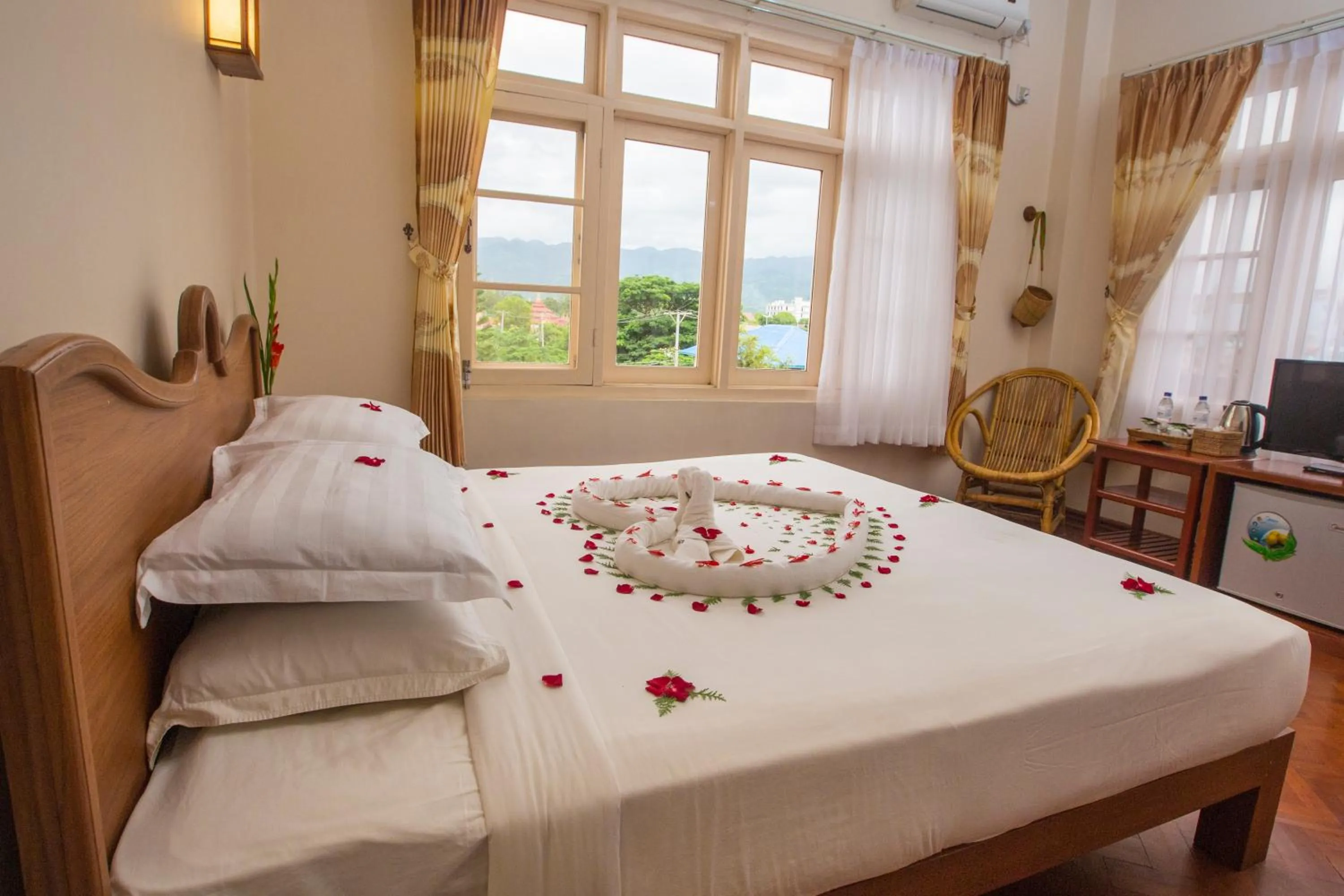 Bedroom, Bed in Inle Apex Hotel