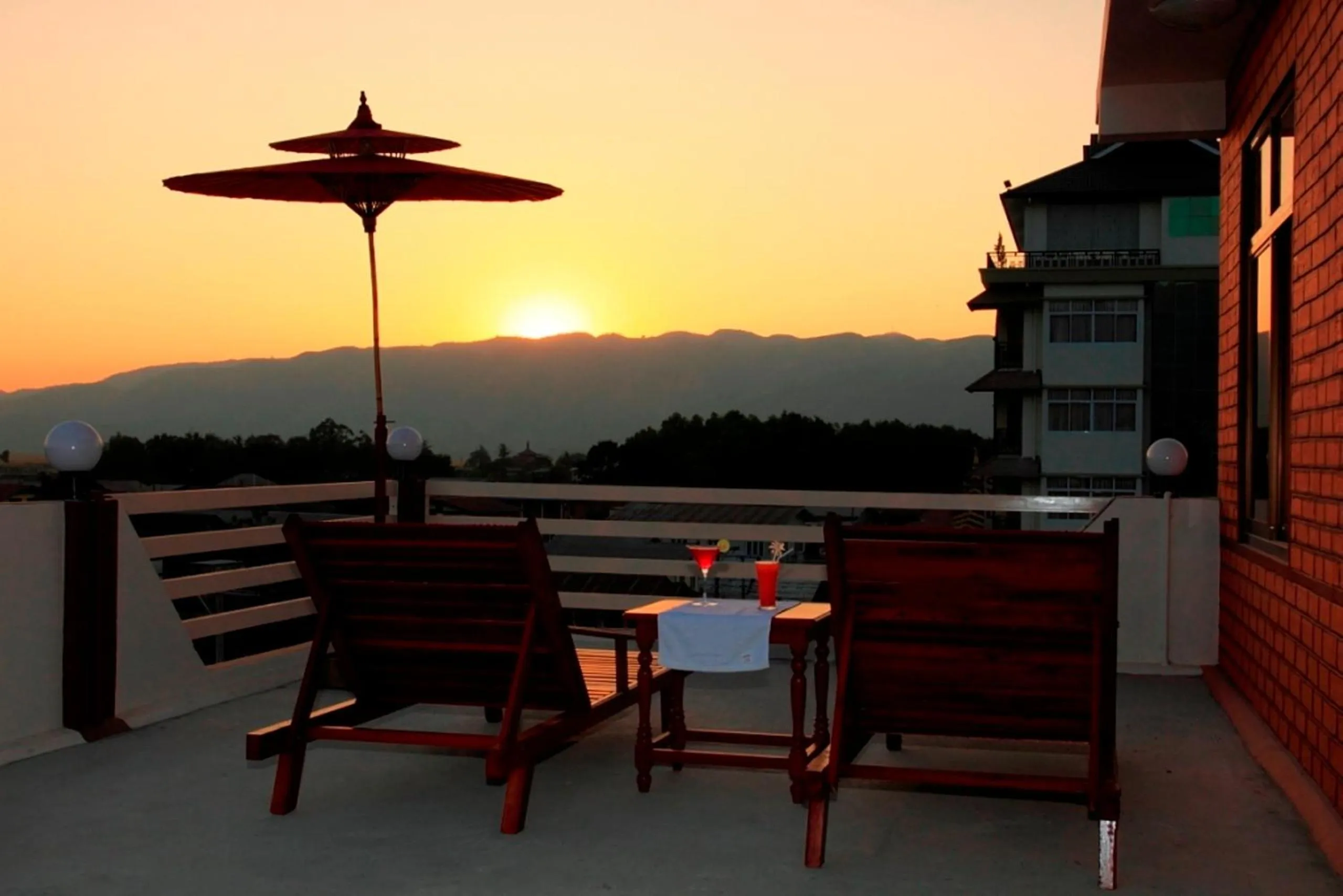 Sunset in Inle Apex Hotel