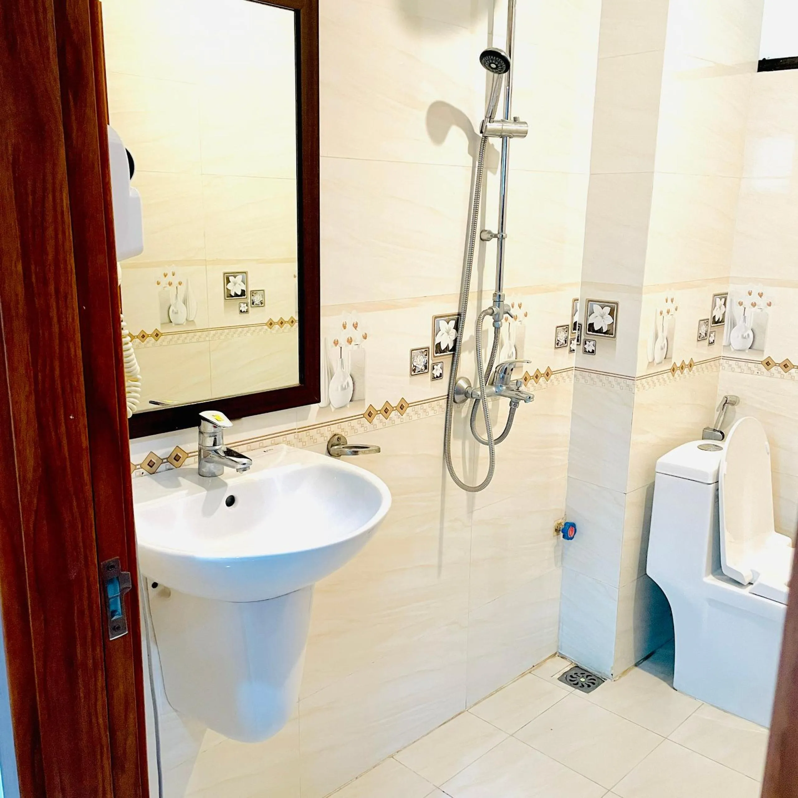 Shower in Hoàng Gia Hotel