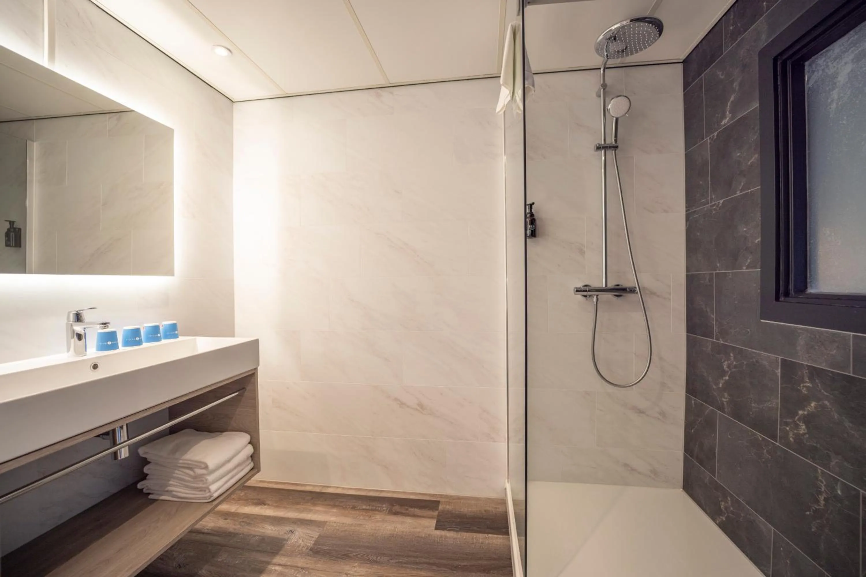 Shower in Fletcher Hotel - Restaurant de Zeegser Duinen