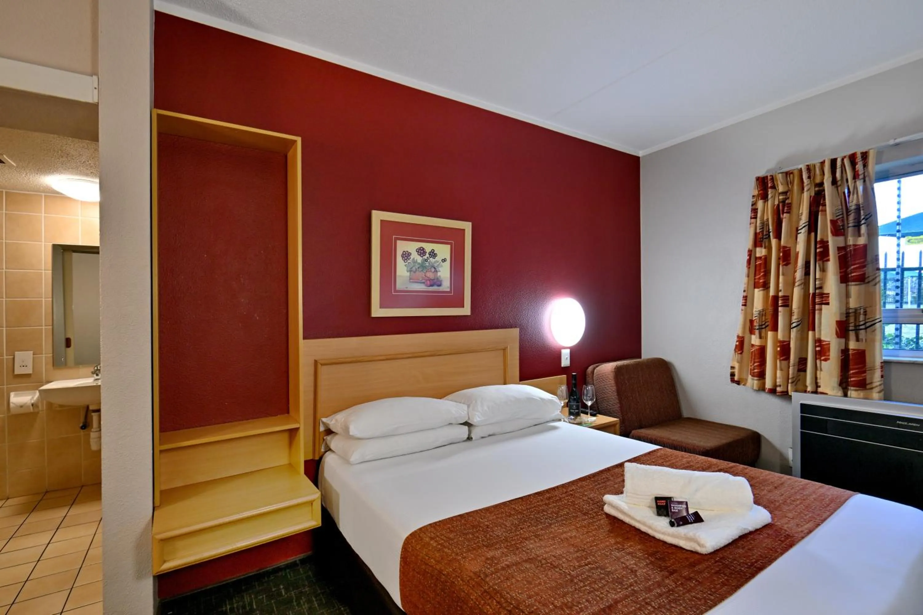 Bed in Road Lodge JNB Airport