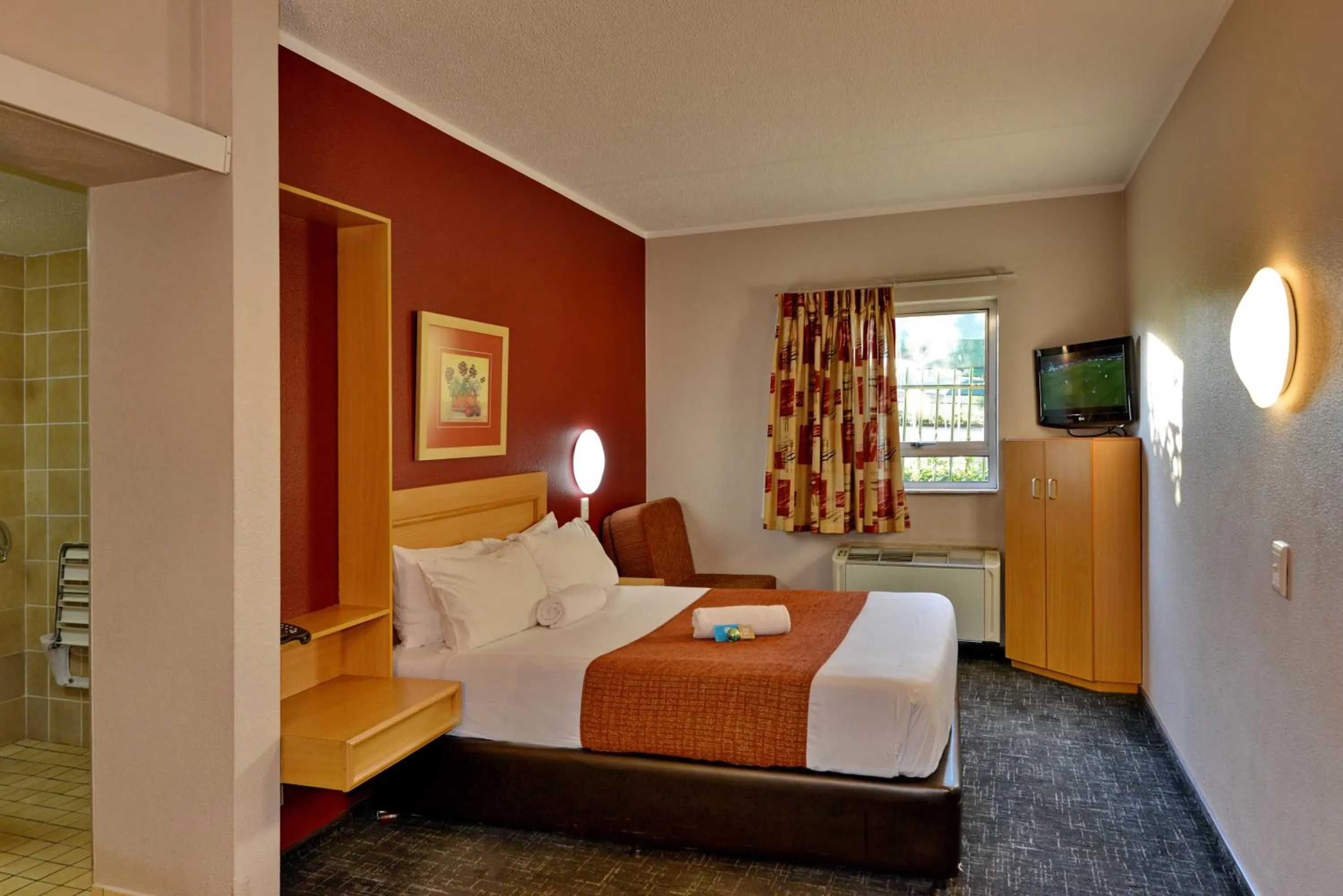 Photo of the whole room, Bed in Road Lodge JNB Airport