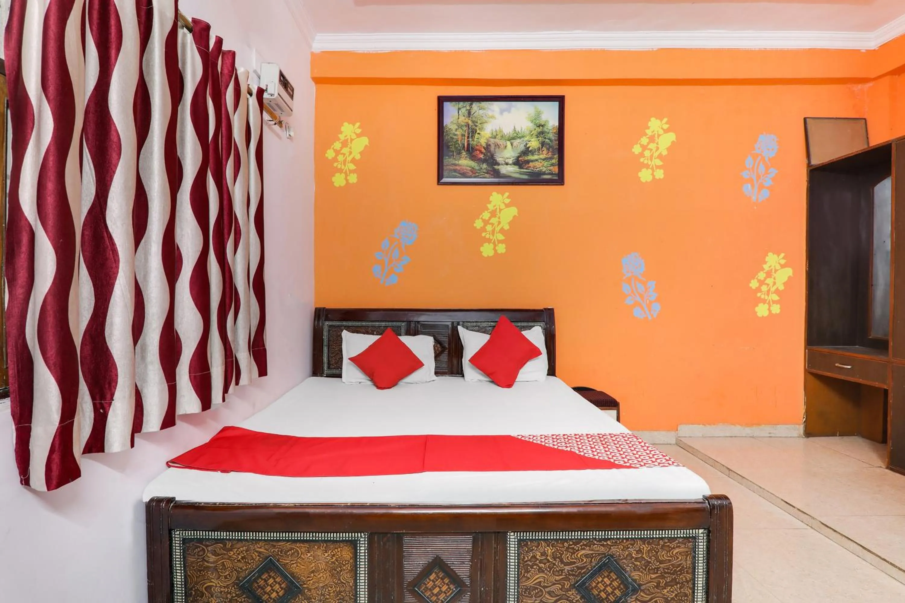 Facade/entrance, Bed in Hotel O by OYO Alpine Home