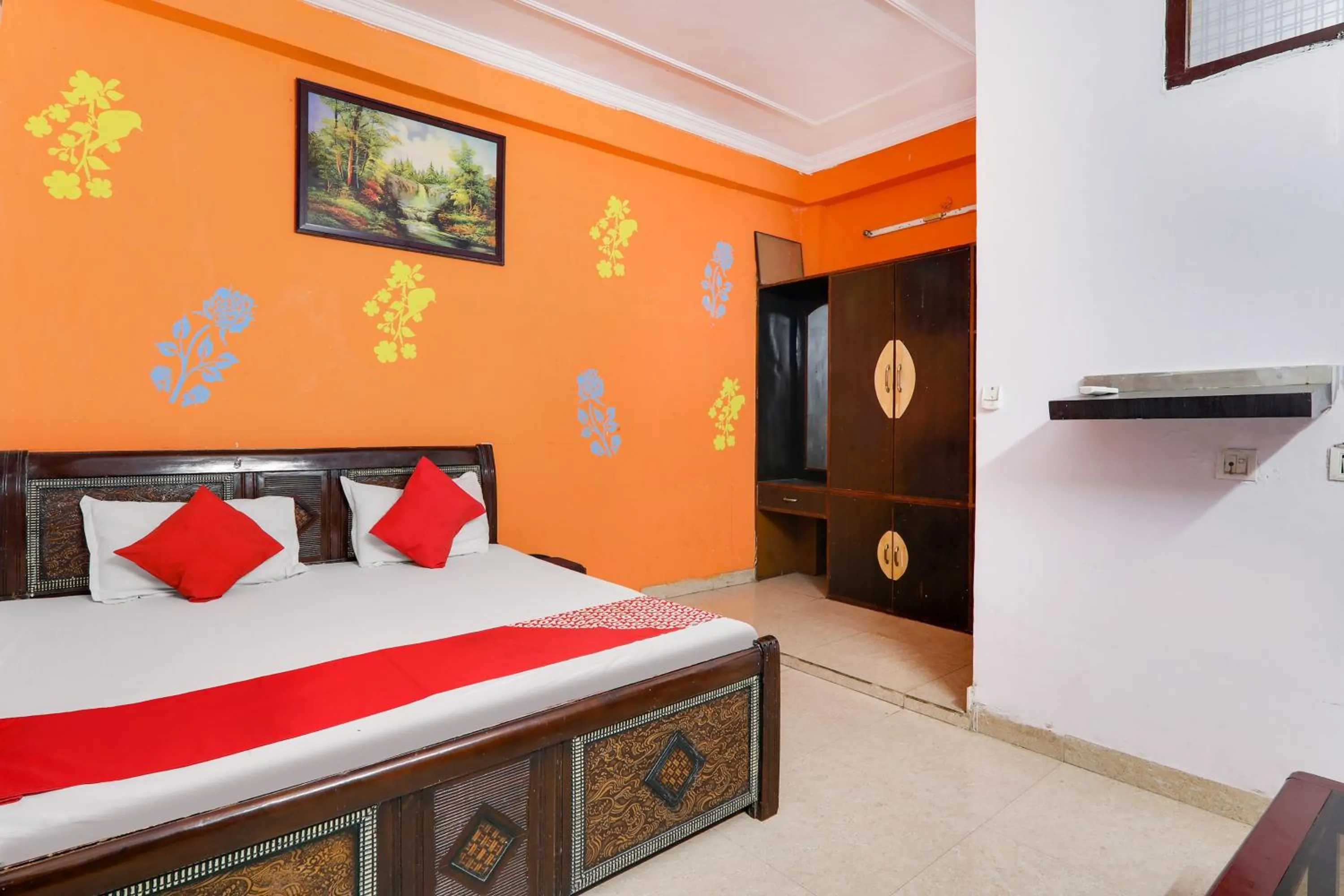 Facade/entrance, Bed in Hotel O by OYO Alpine Home