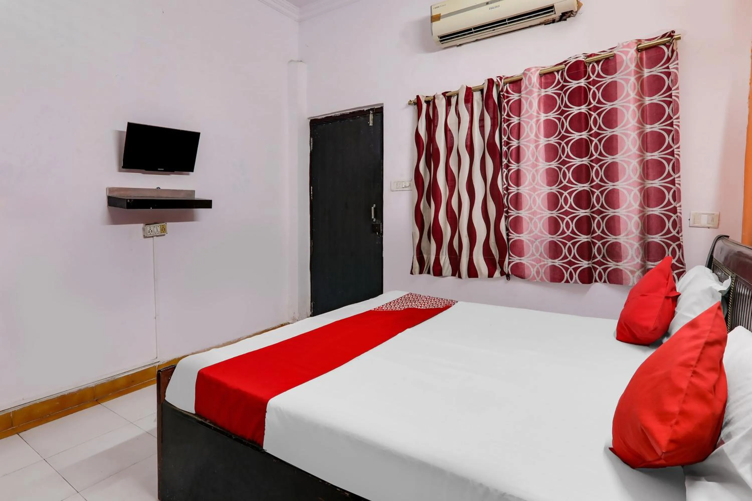 Bedroom, Bed in Hotel O by OYO Alpine Home