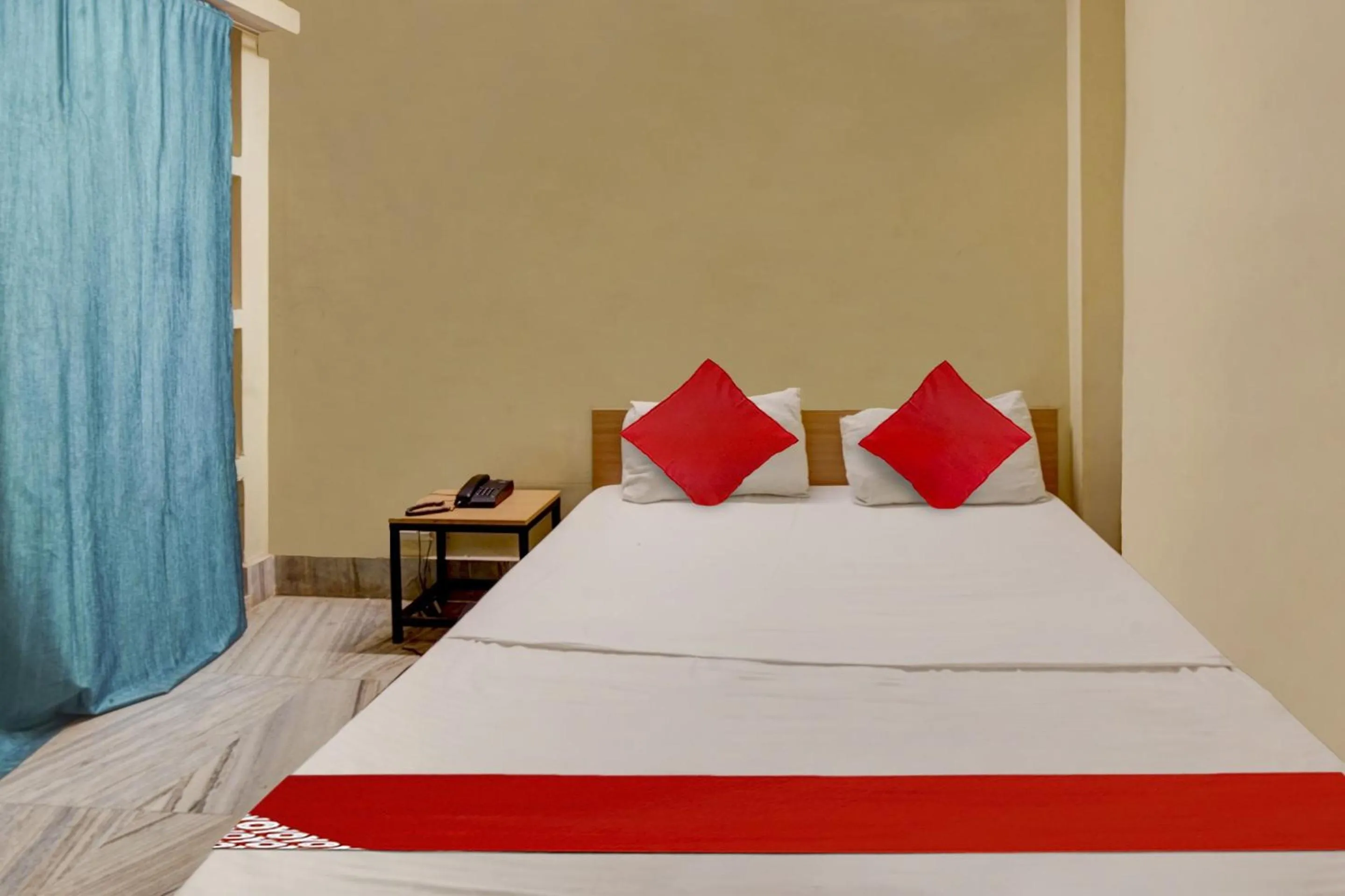 Facade/entrance, Bed in Hotel O Vibrant Inn