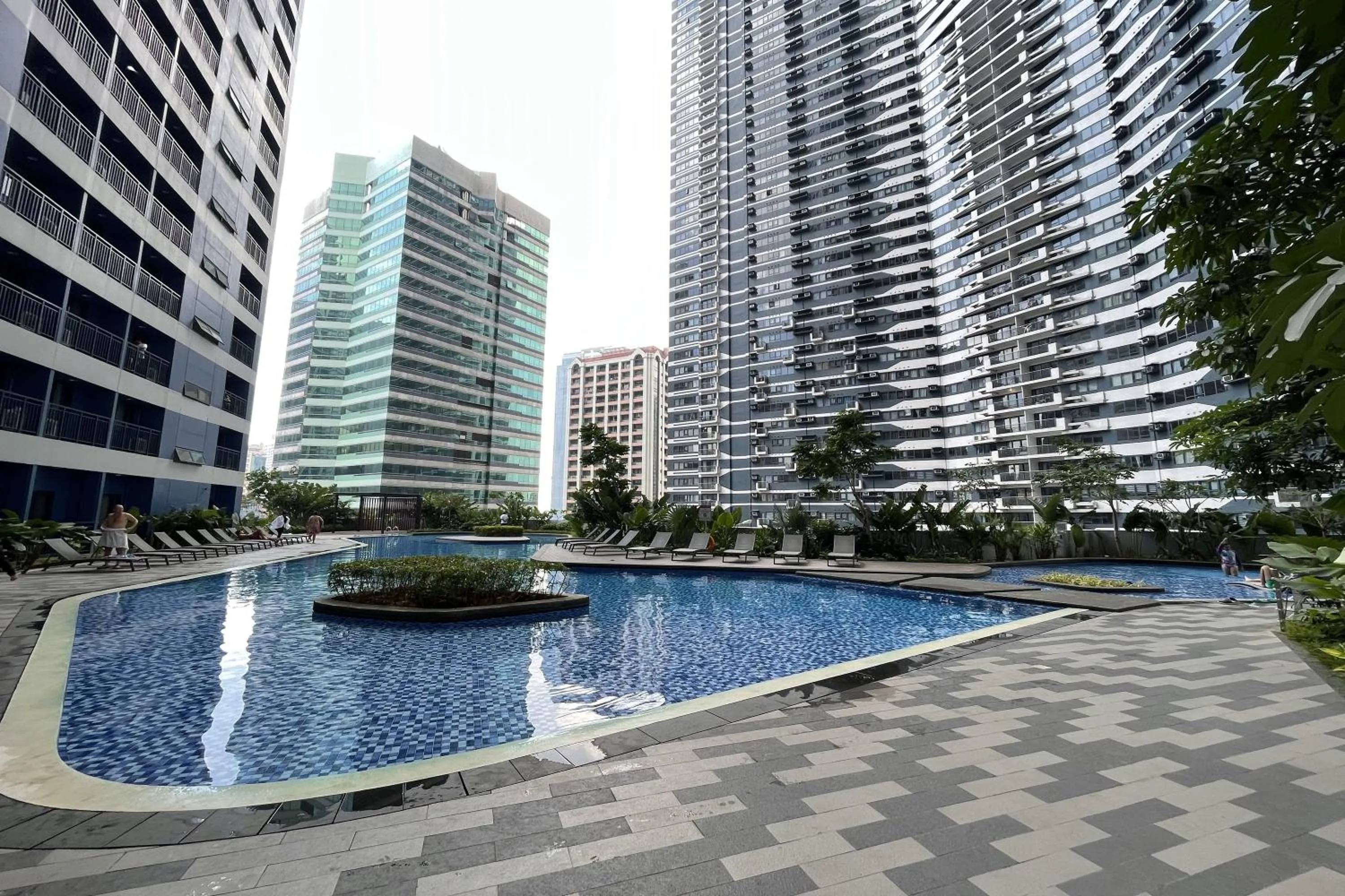 Swimming pool in Luxury Air Residences By Makati