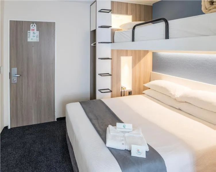 Bed in Road Lodge Isando